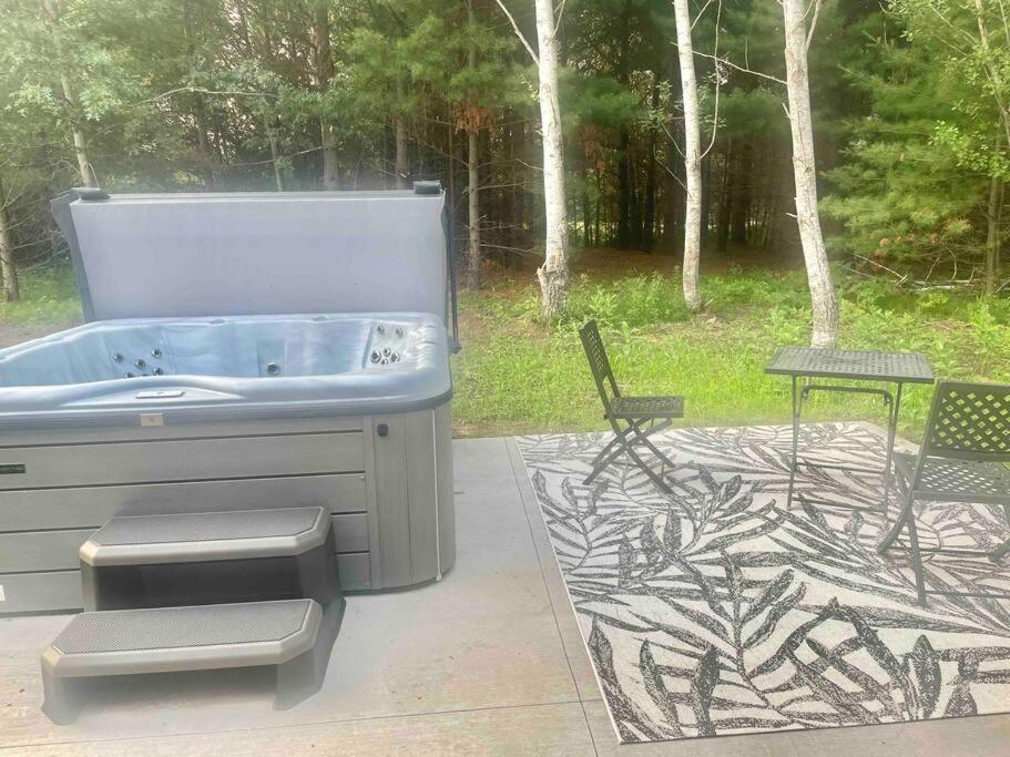 Cornerstone Cabin-Private Lake-Kayaks and Hot Tub!