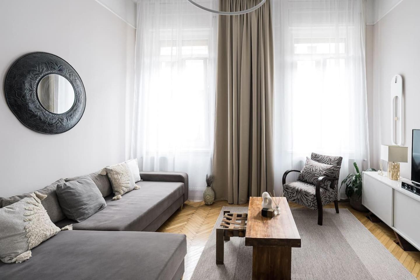 Sunrise Lounge Corvin 63m2 AC view 2