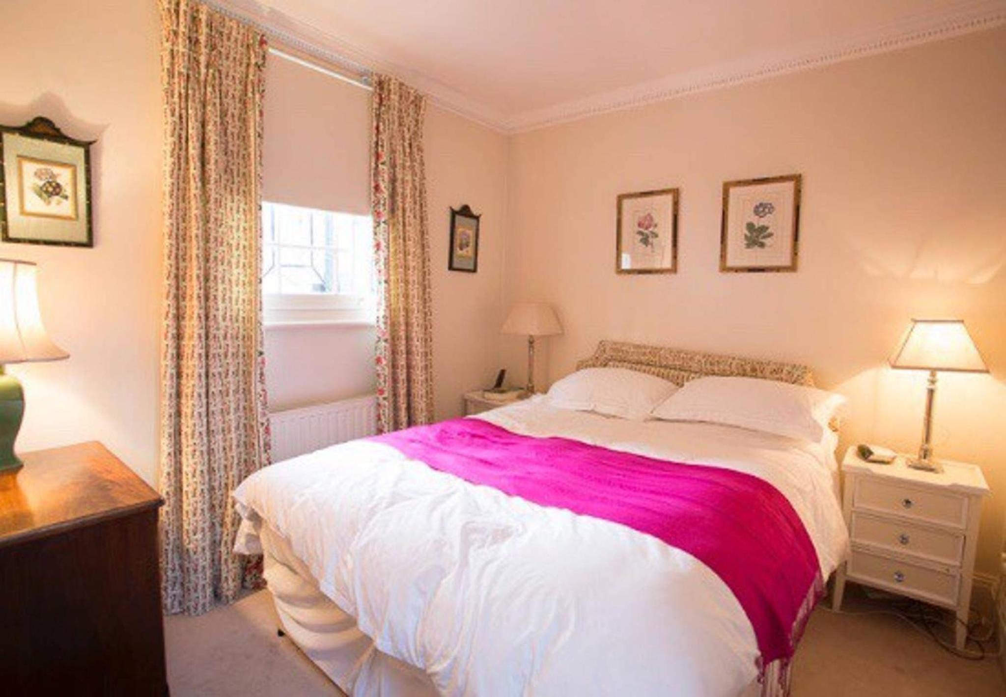 Quintessentially Classy English Apt In Chelsea, London view 3