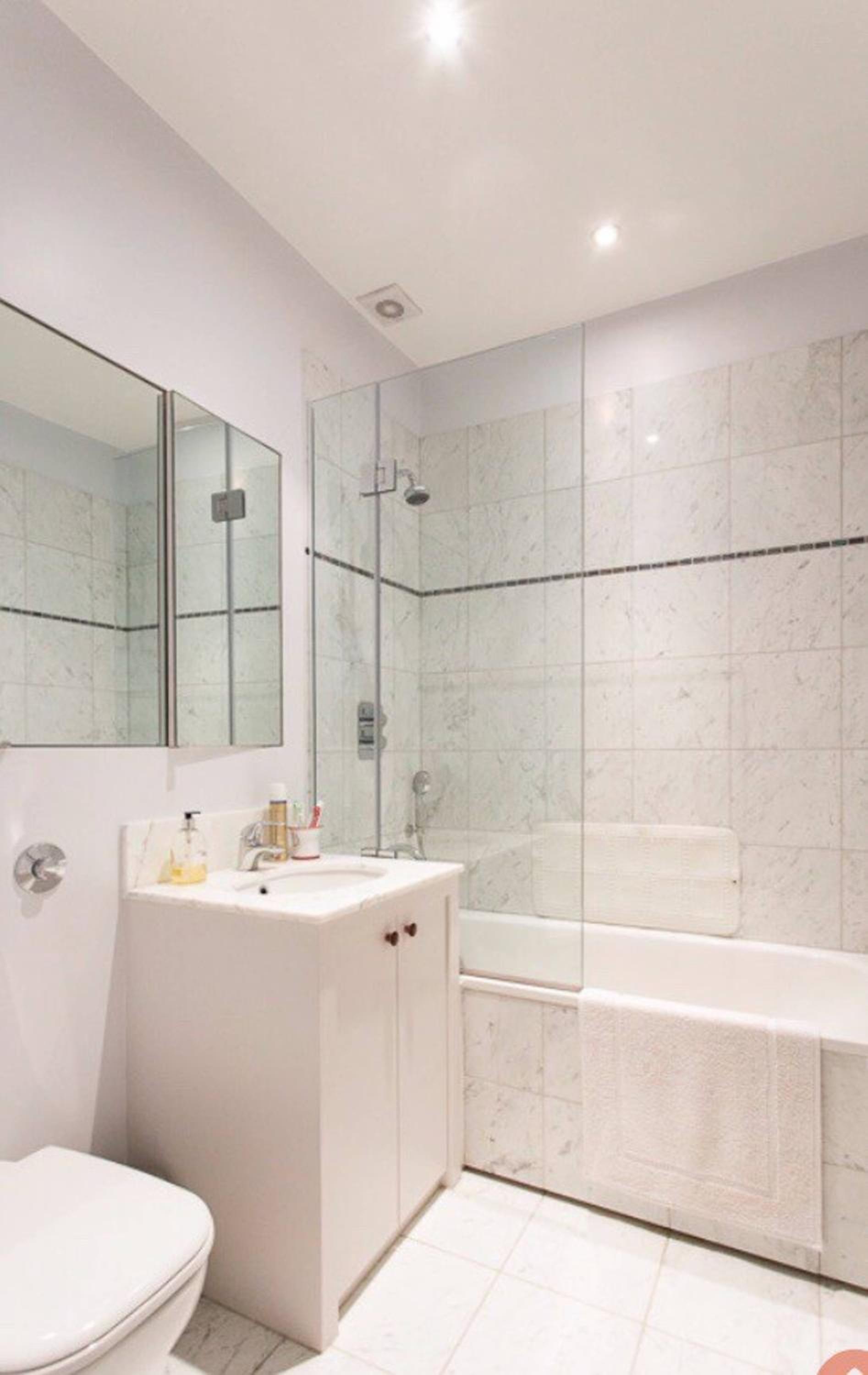 Quintessentially Classy English Apt In Chelsea, London view 5