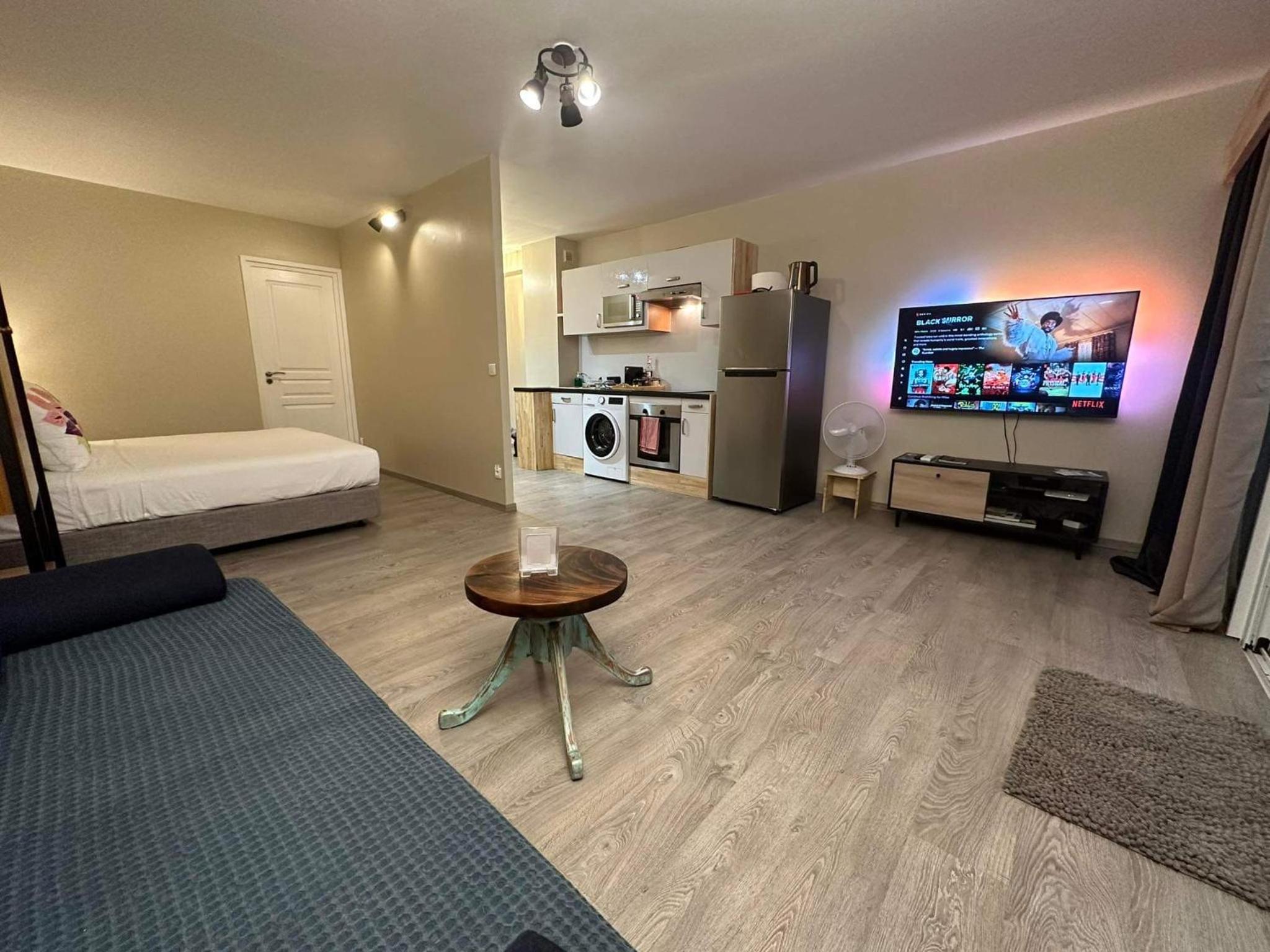Premium suite proche aéroport, Wifi, Piscine, Parking view 4