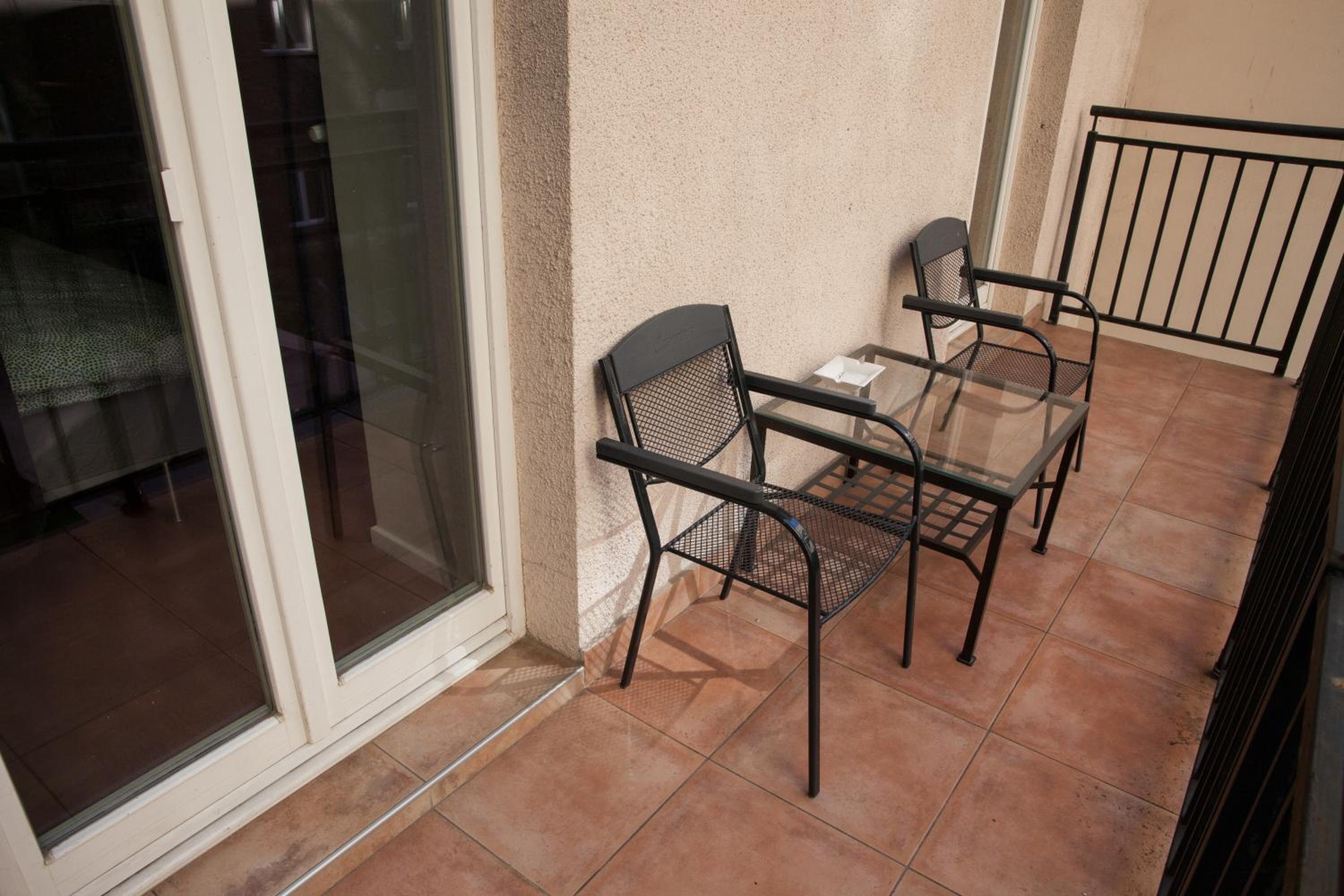 2 Bed Flat - Sleeps 9 - Pets - Smoking on terrace