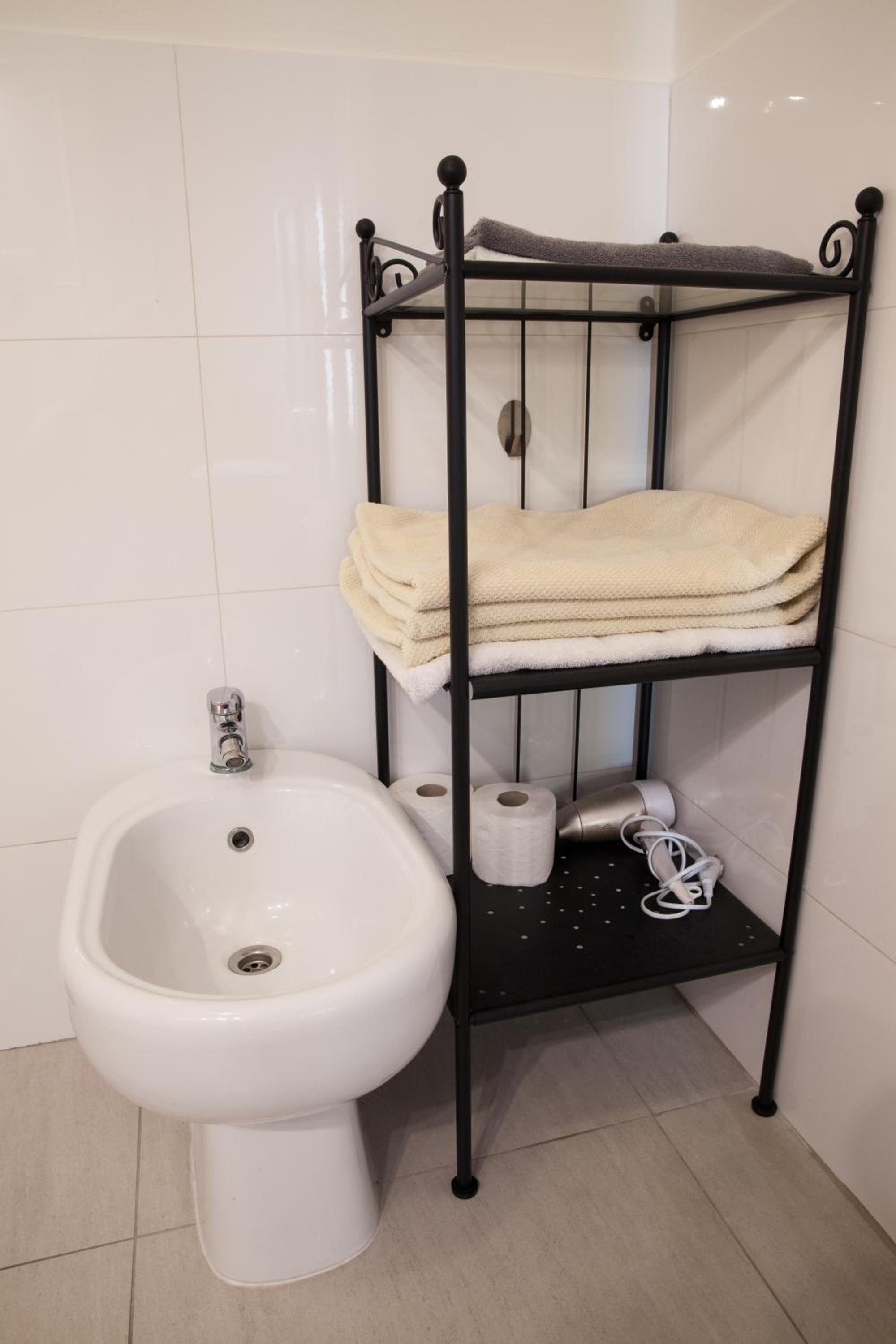 2 Bed Flat - Sleeps 9 - Pets - Smoking on terrace