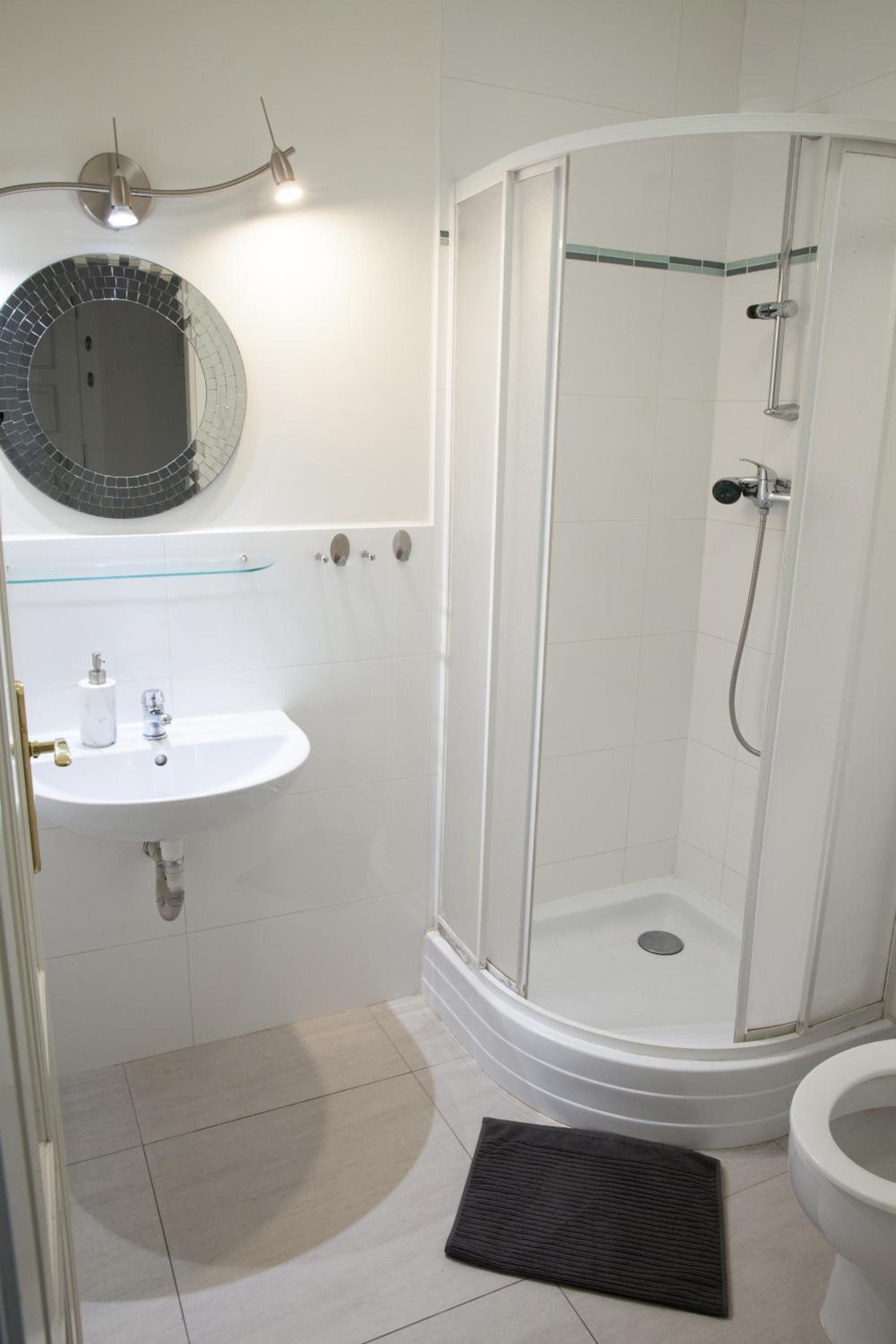 2 Bed Flat - Sleeps 9 - Pets - Smoking on terrace