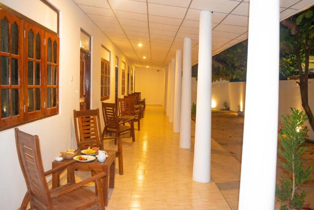 Owinro Beach Hotel & Restaurant - Waikkala