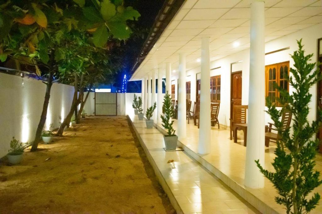 Owinro Beach Hotel & Restaurant - Waikkala