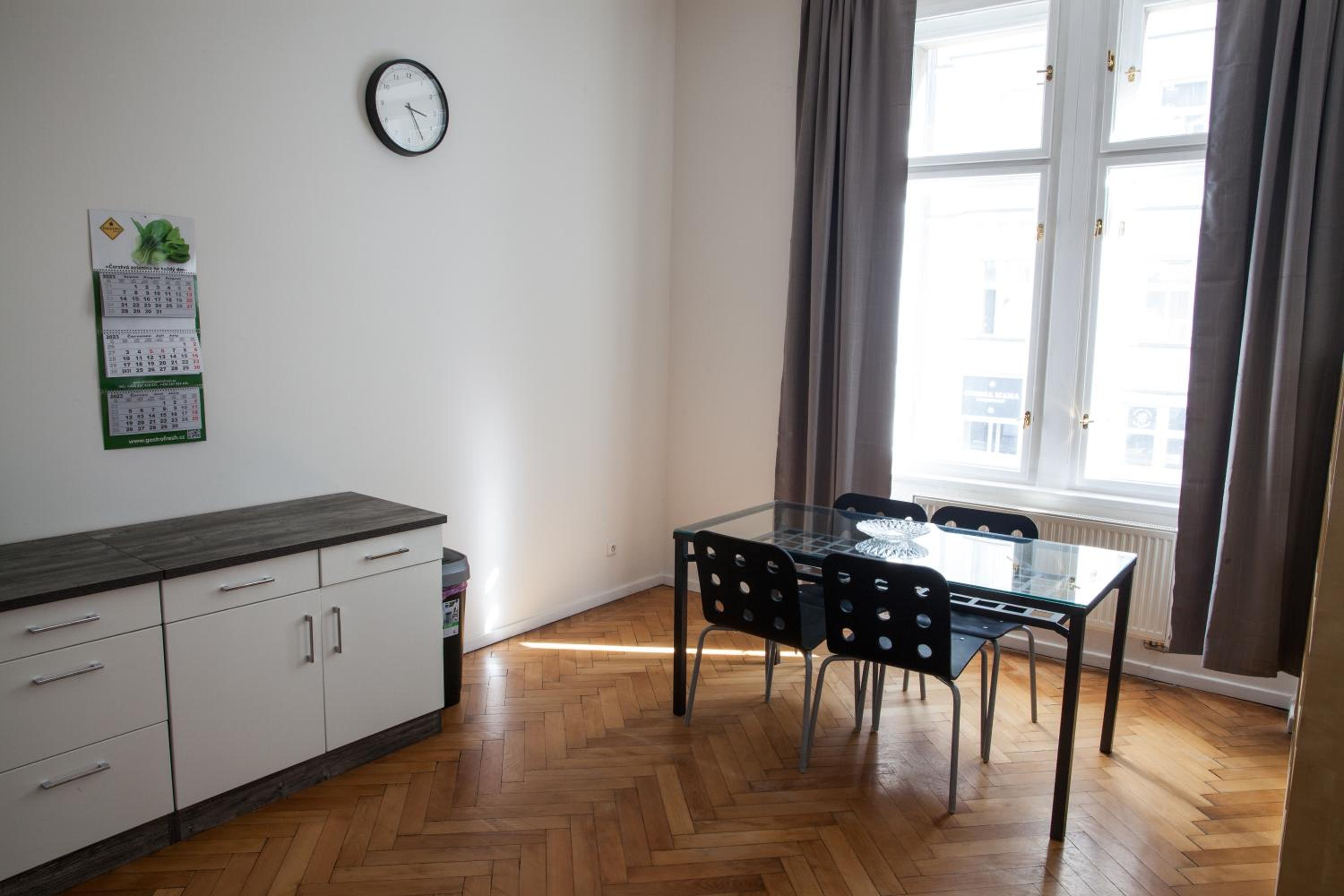 2 Bed Flat - Sleeps 9 - Pets - Smoking on terrace