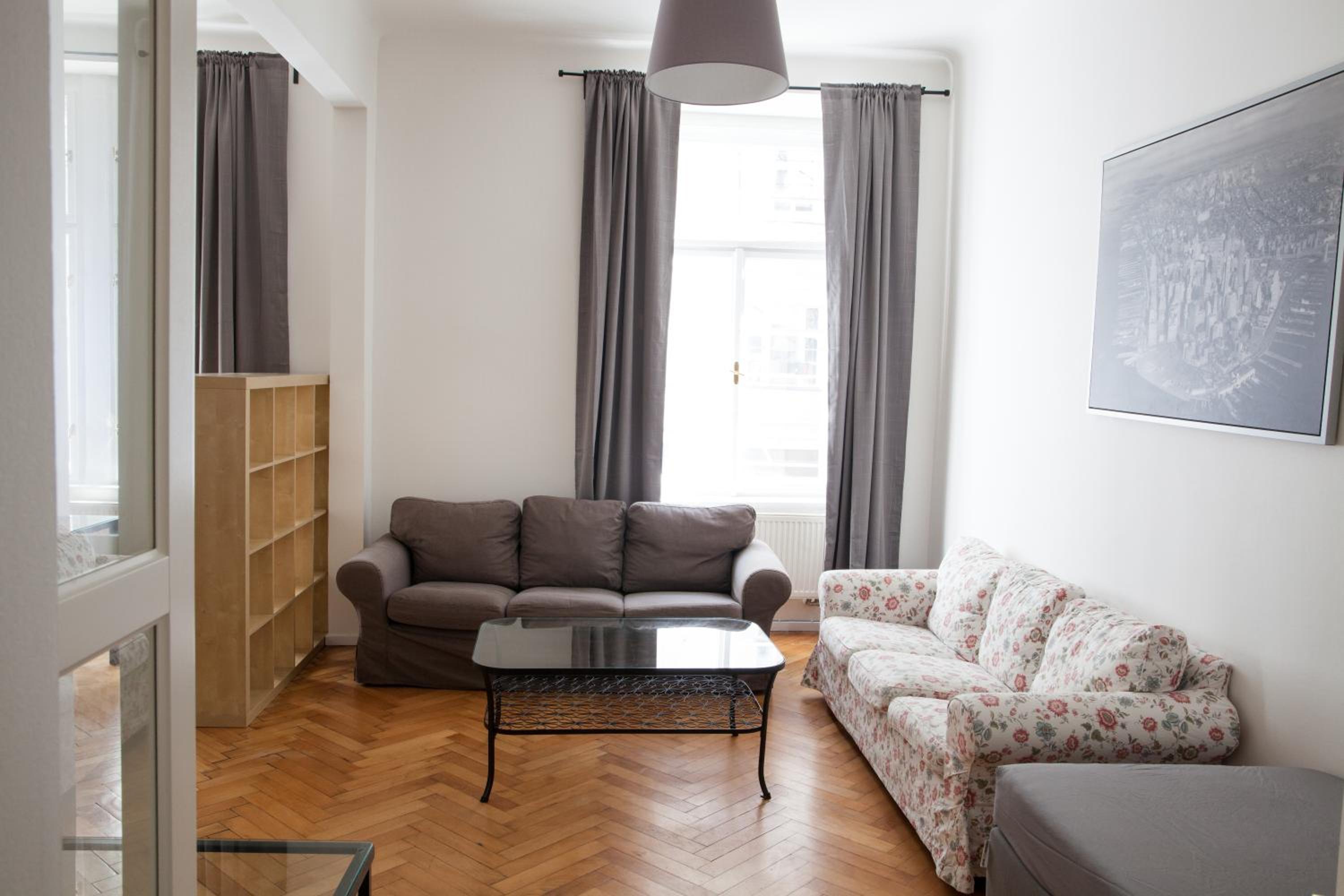 2 Bed Flat - Sleeps 9 - Pets - Smoking on terrace