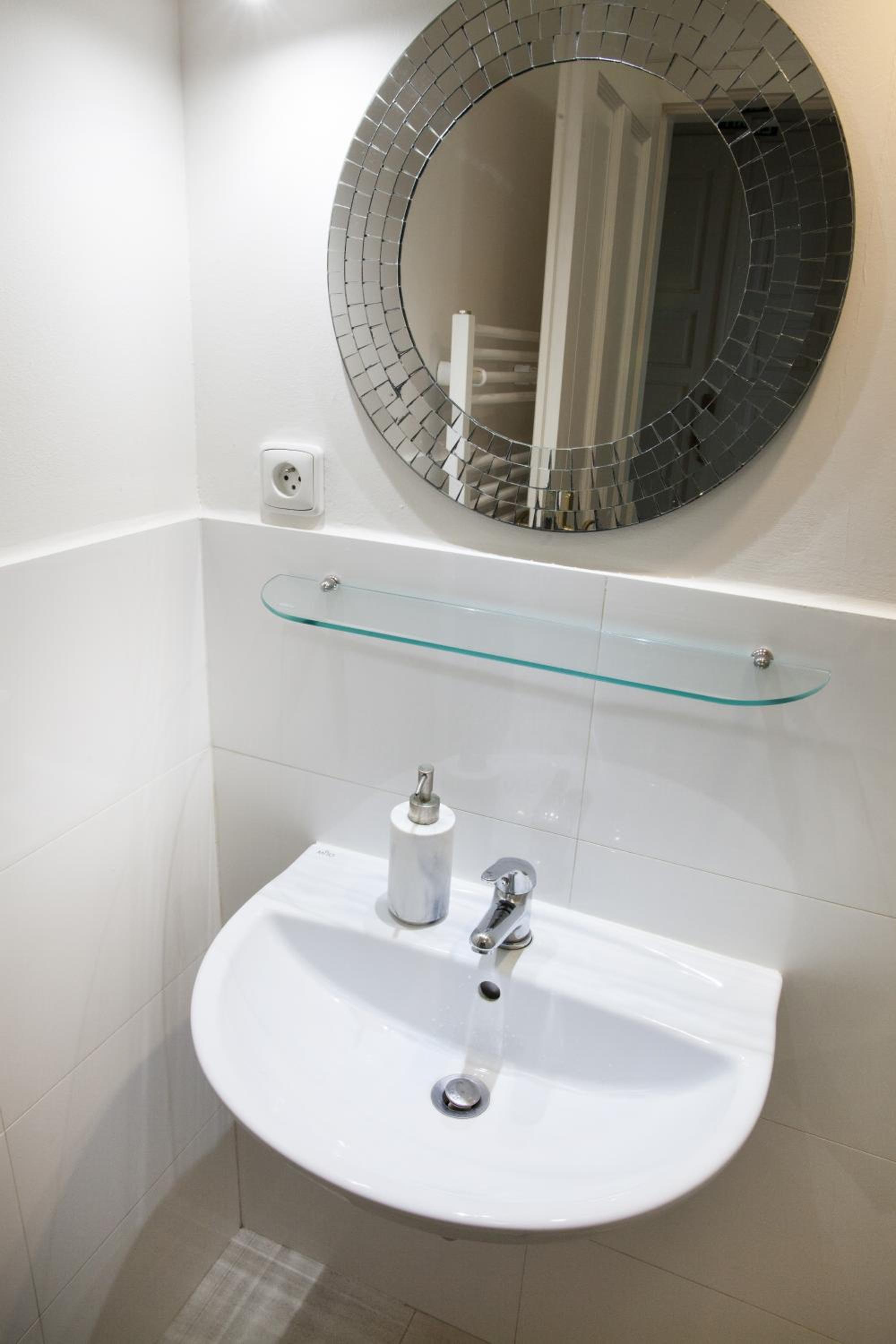 2 Bed Flat - Sleeps 9 - Pets - Smoking on terrace
