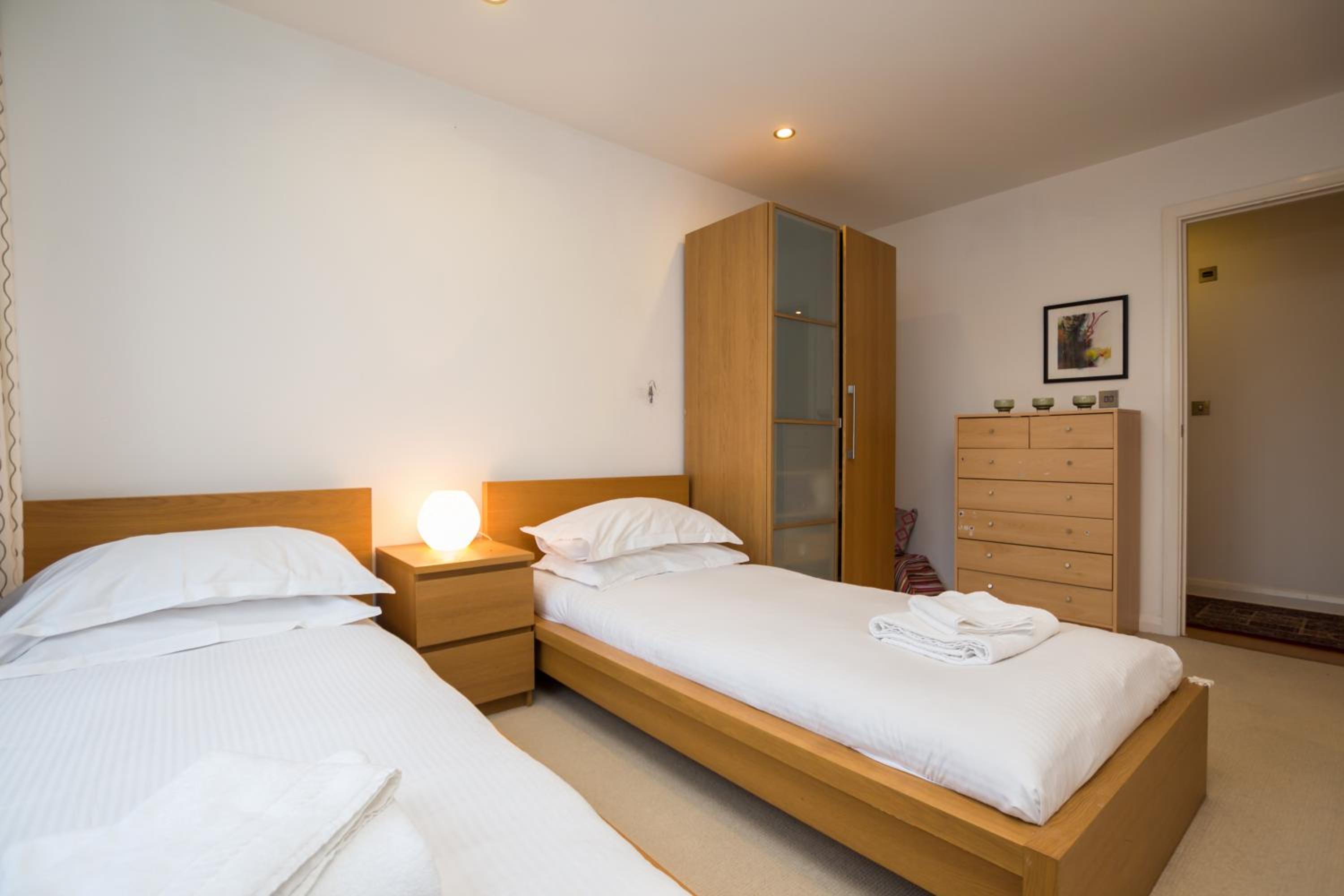 Splendid 2 BDR Apt with Panoramic View, Acton