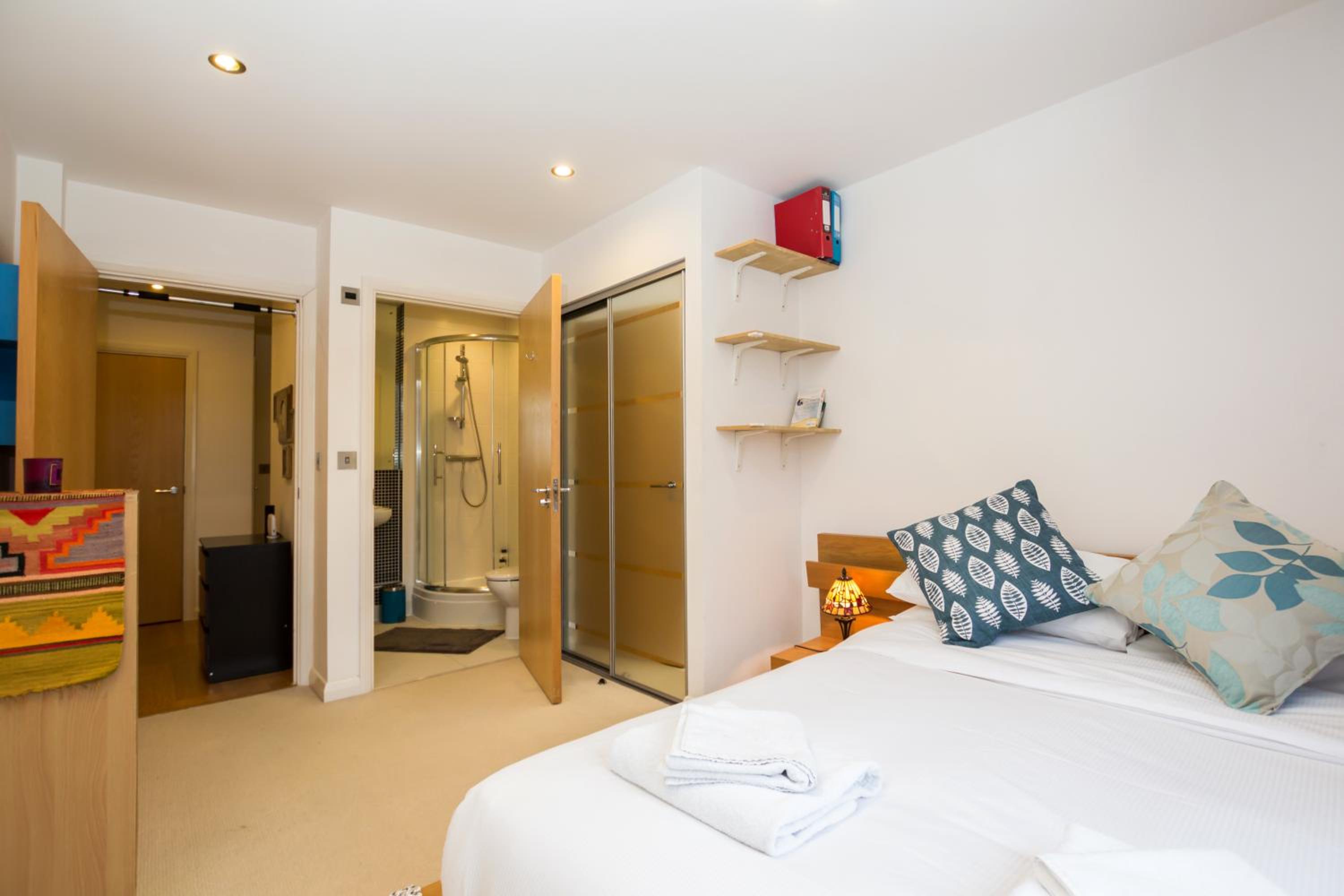 Splendid 2 BDR Apt with Panoramic View, Acton