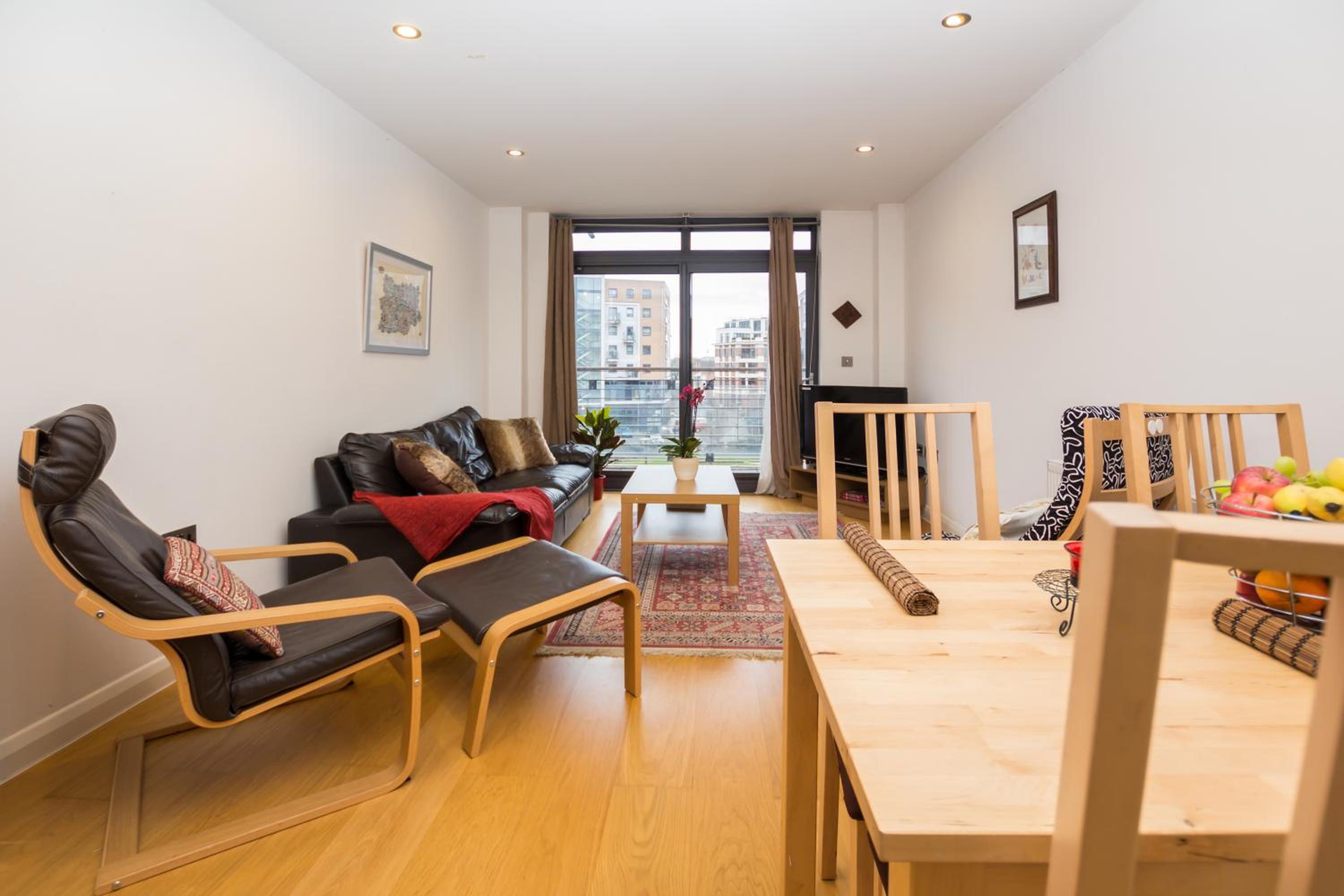 Splendid 2 BDR Apt with Panoramic View, Acton
