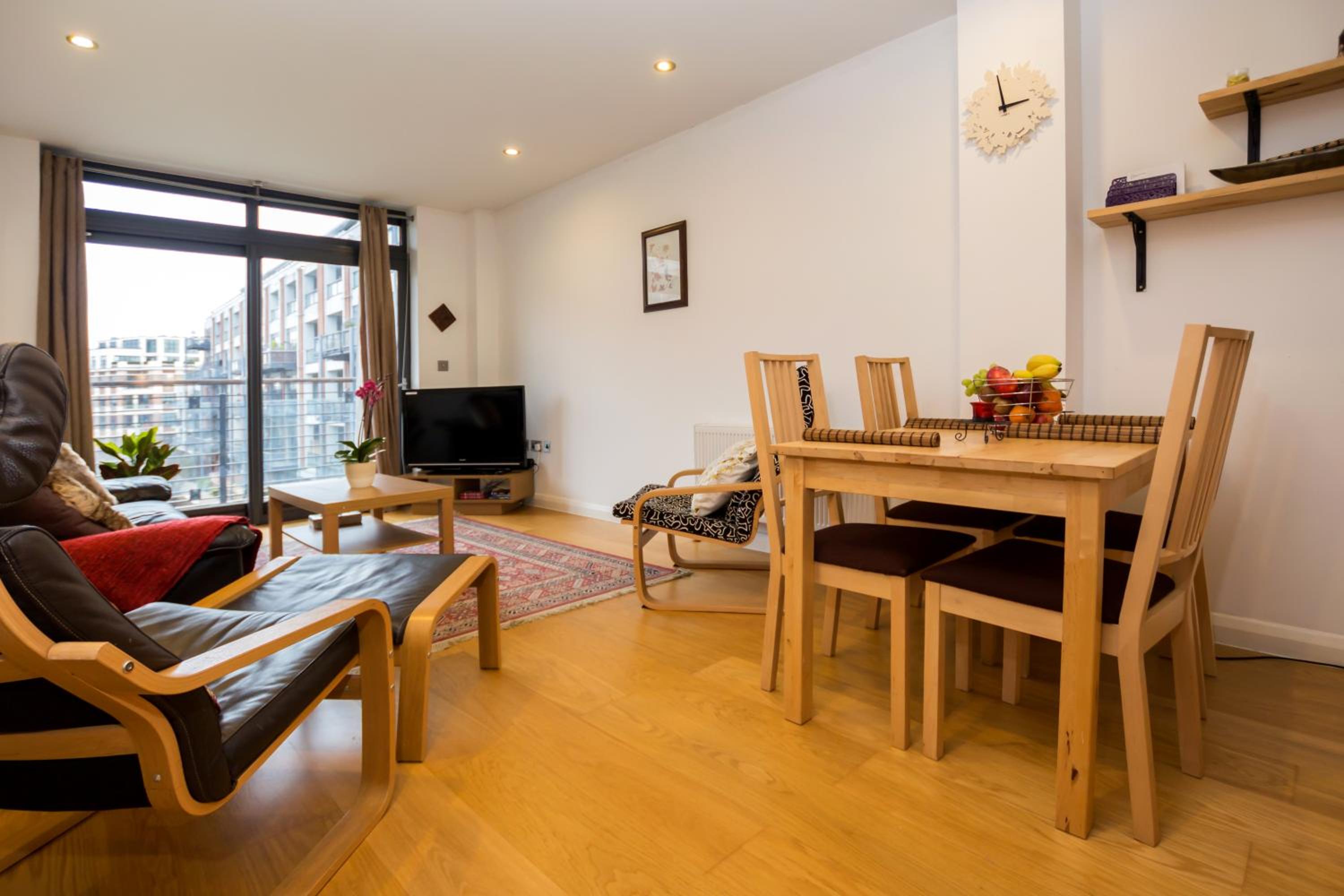 Splendid 2 BDR Apt with Panoramic View, Acton