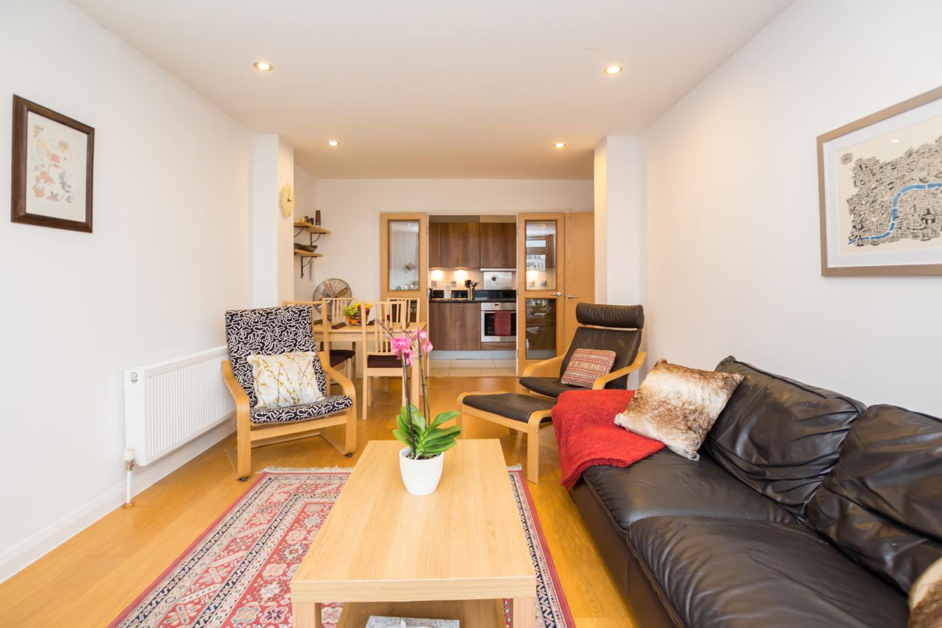 Splendid 2 BDR Apt with Panoramic View, Acton