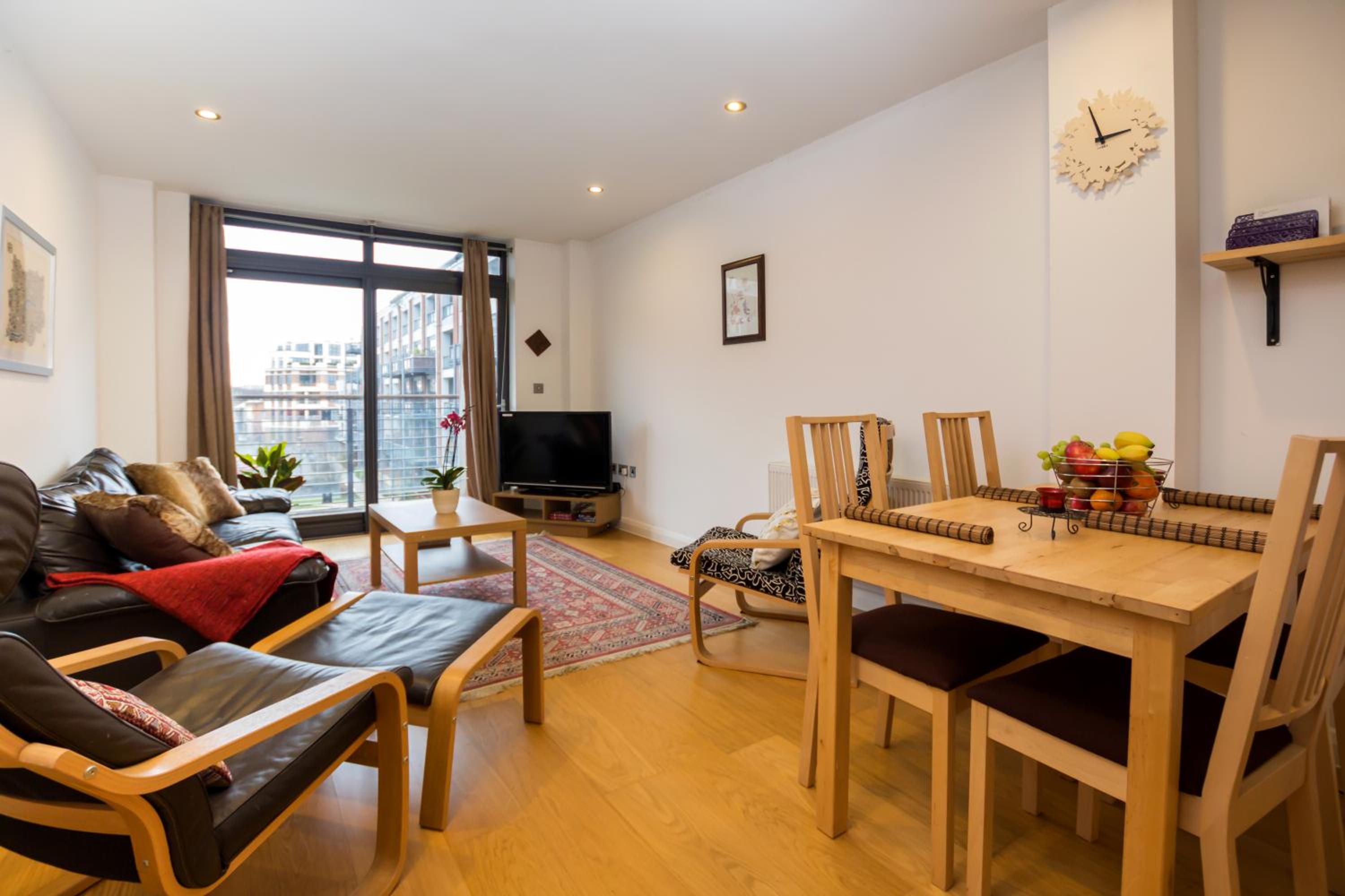 Splendid 2 BDR Apt with Panoramic View, Acton