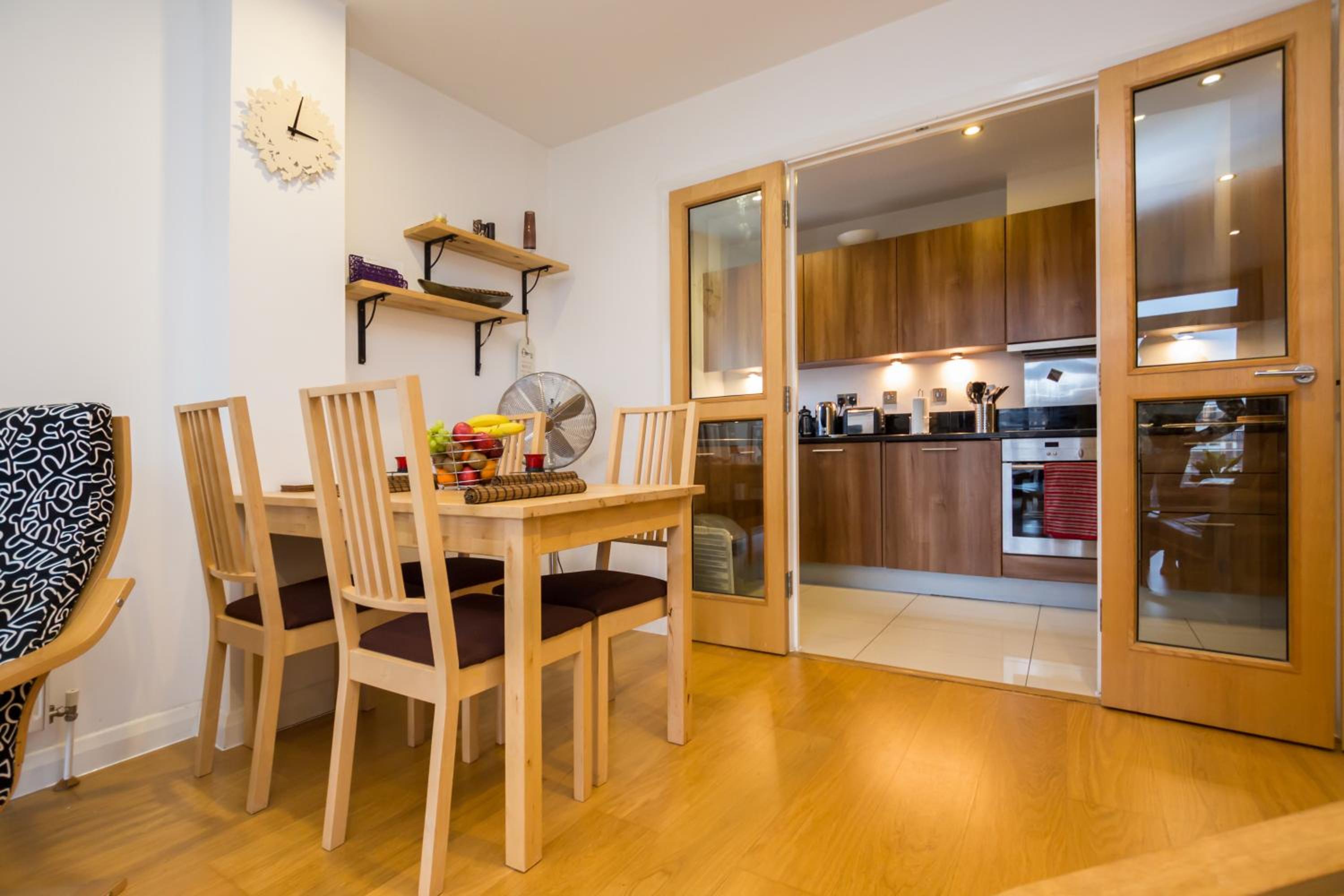 Splendid 2 BDR Apt with Panoramic View, Acton