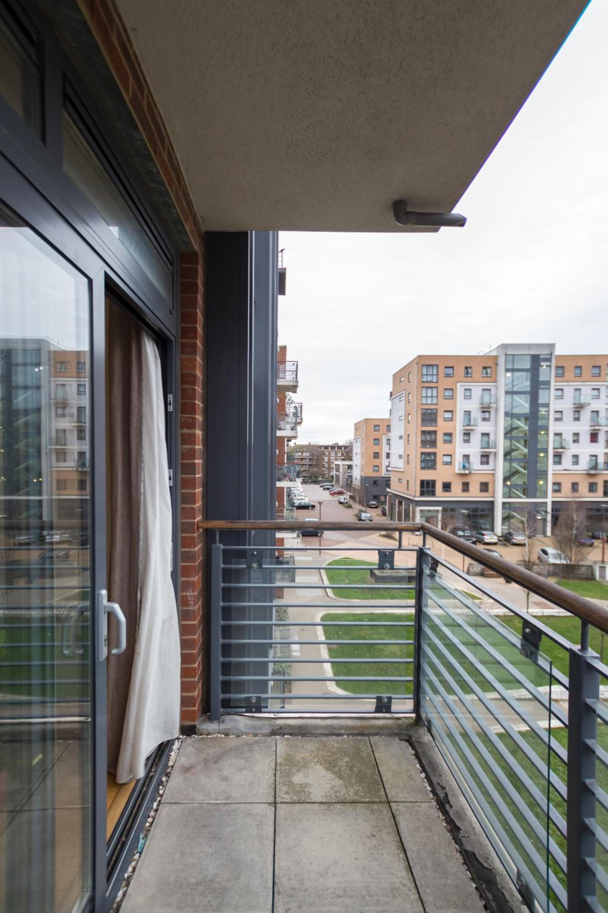 Splendid 2 BDR Apt with Panoramic View, Acton