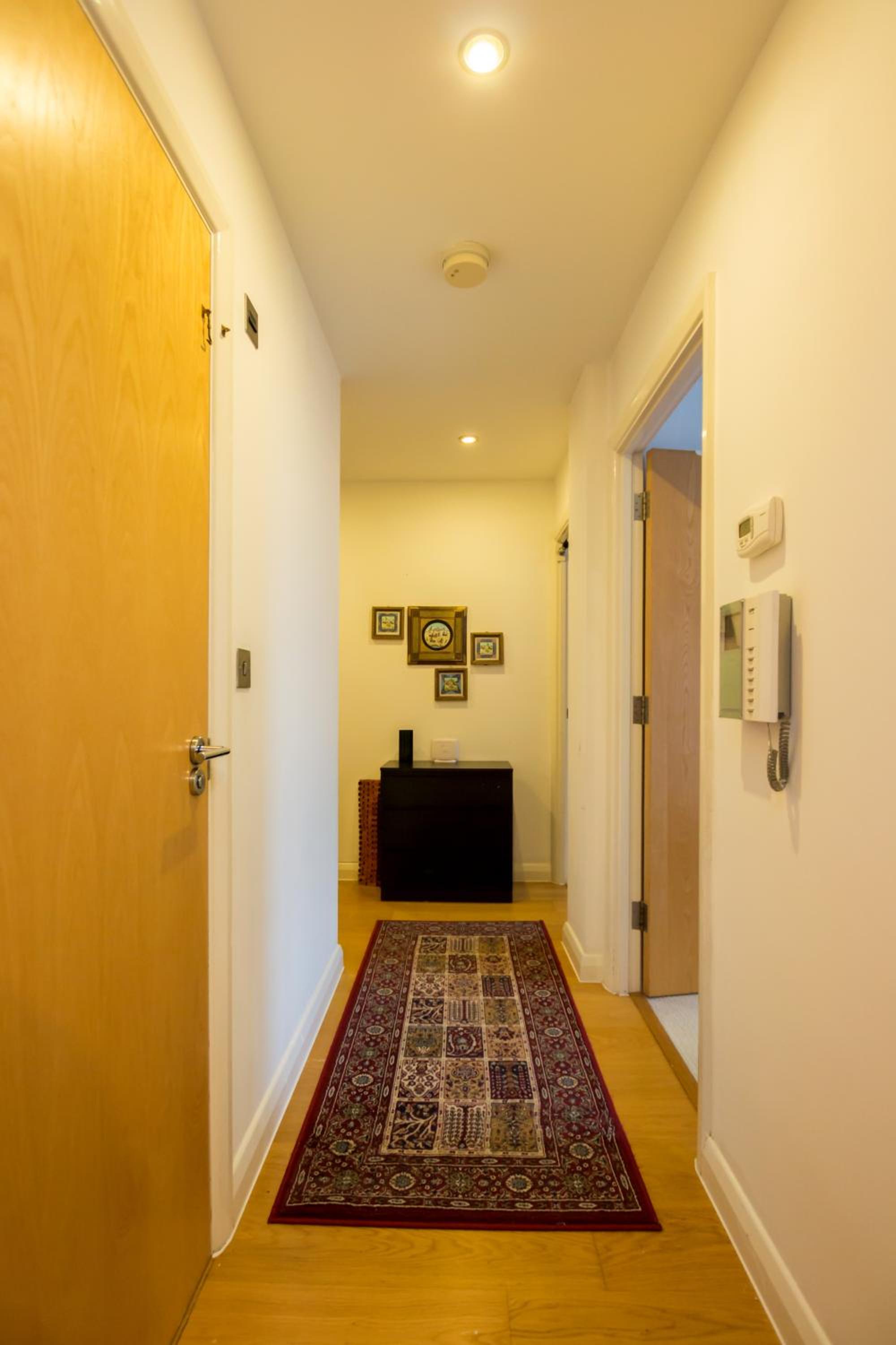 Splendid 2 BDR Apt with Panoramic View, Acton