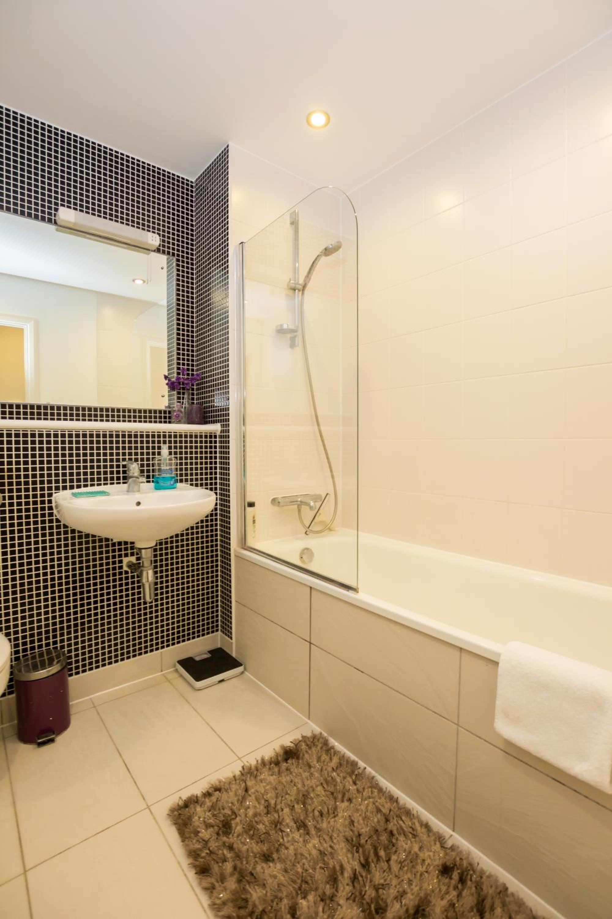 Splendid 2 BDR Apt with Panoramic View, Acton