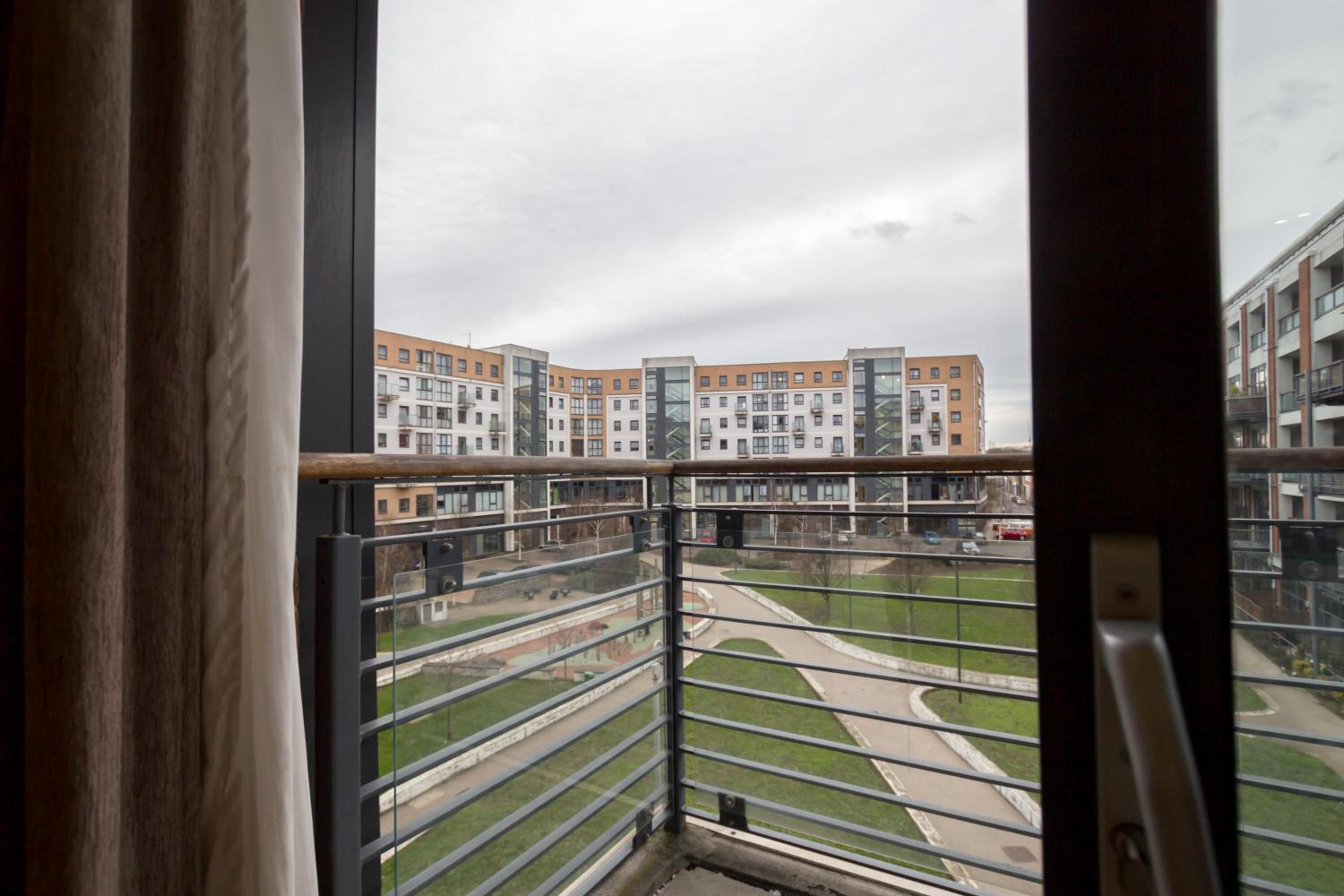 Splendid 2 BDR Apt with Panoramic View, Acton