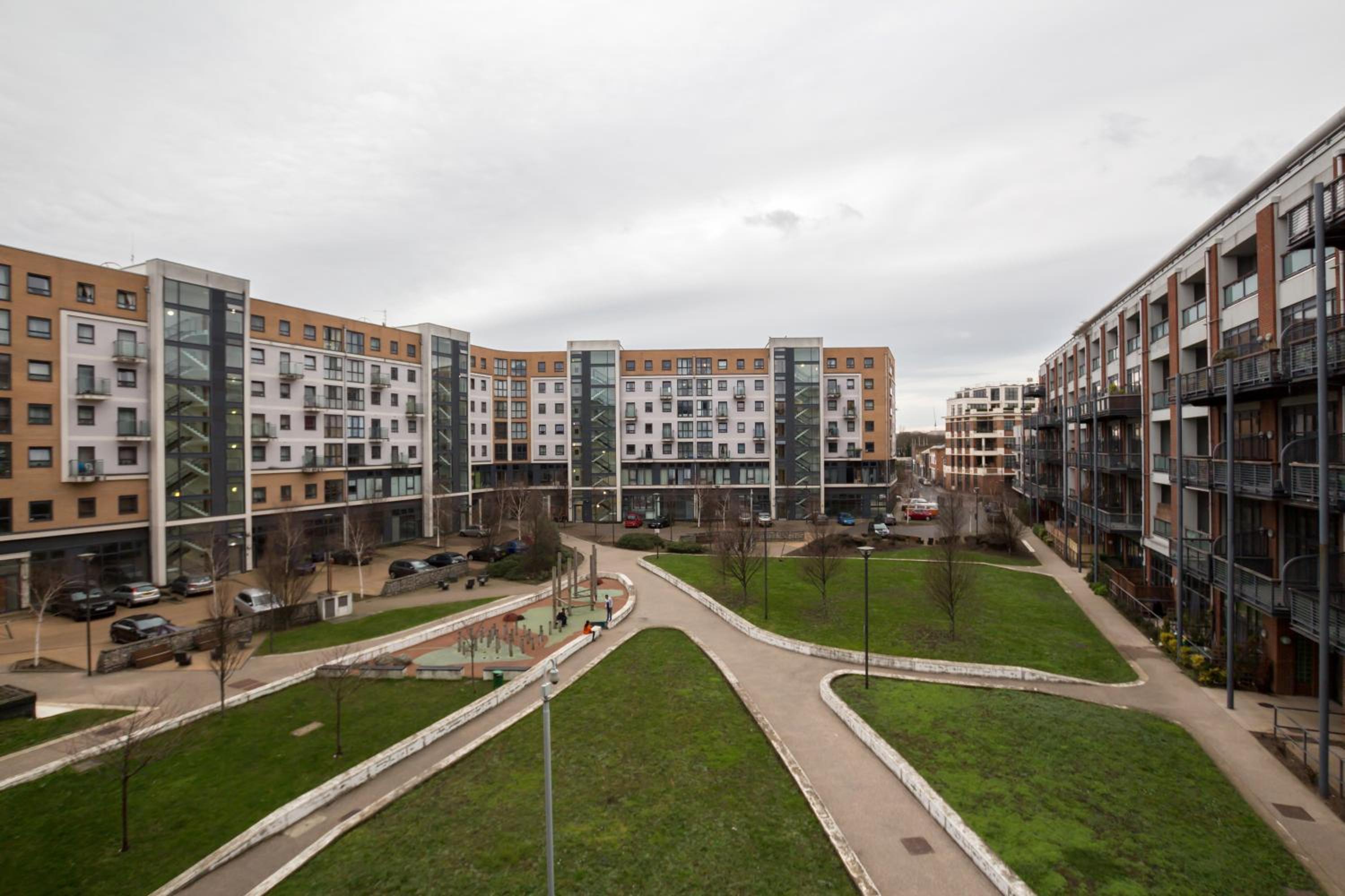 Splendid 2 BDR Apt with Panoramic View, Acton
