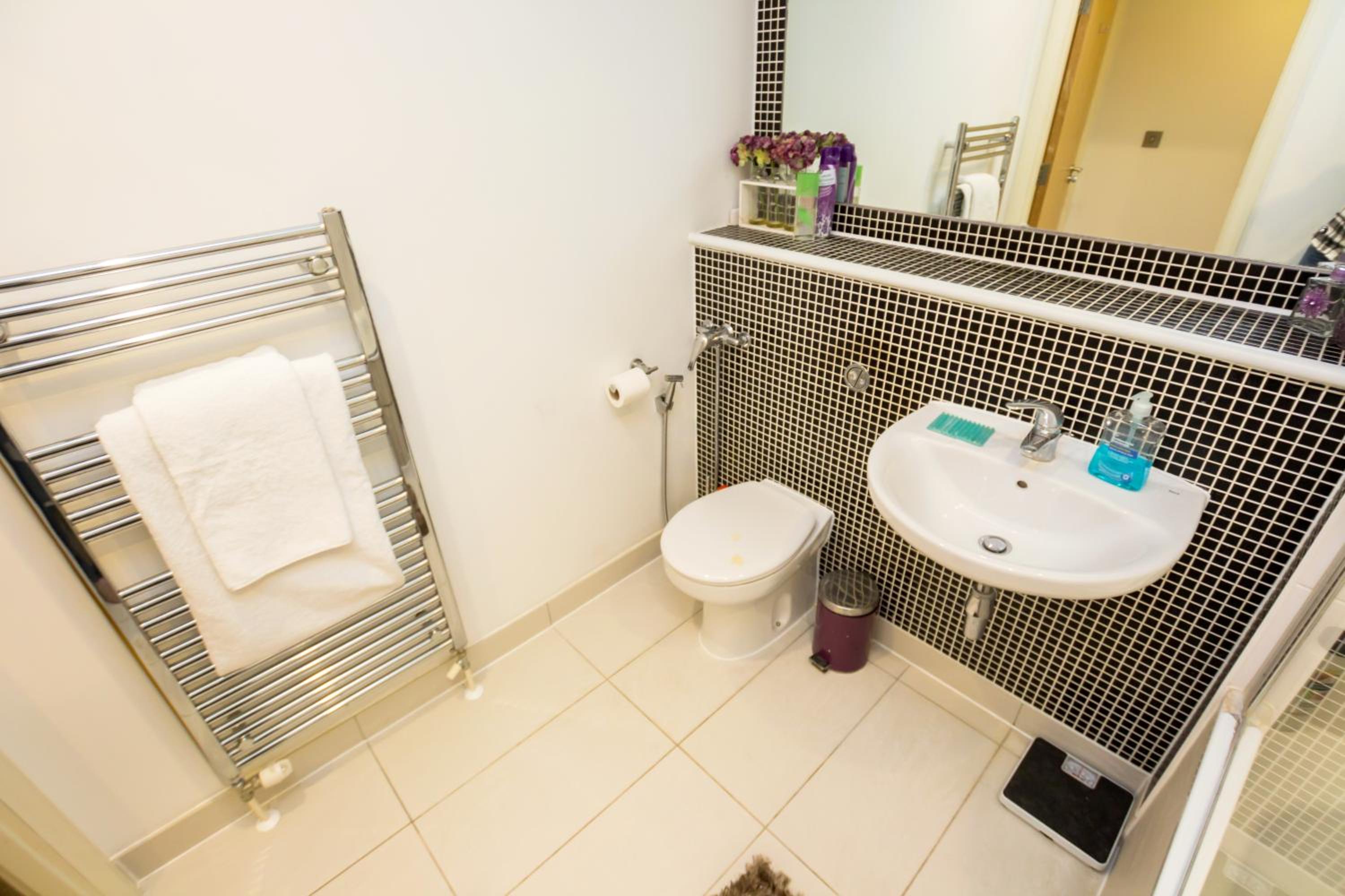 Splendid 2 BDR Apt with Panoramic View, Acton