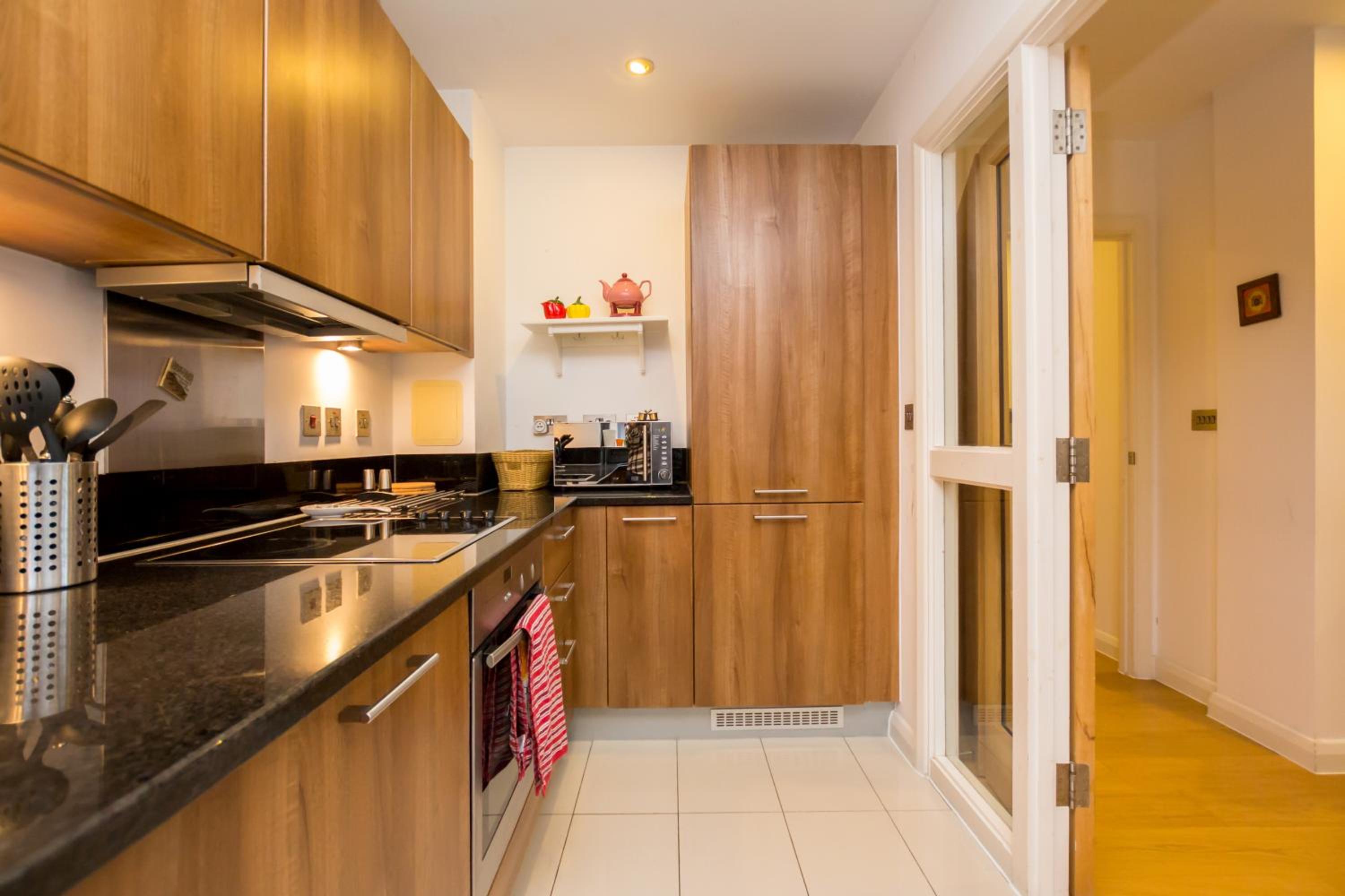 Splendid 2 BDR Apt with Panoramic View, Acton