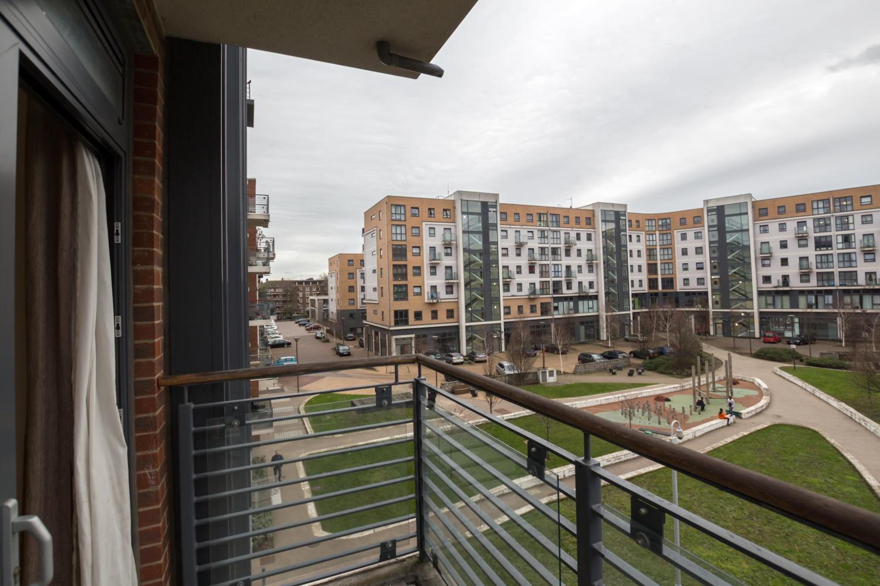 Splendid 2 BDR Apt with Panoramic View, Acton