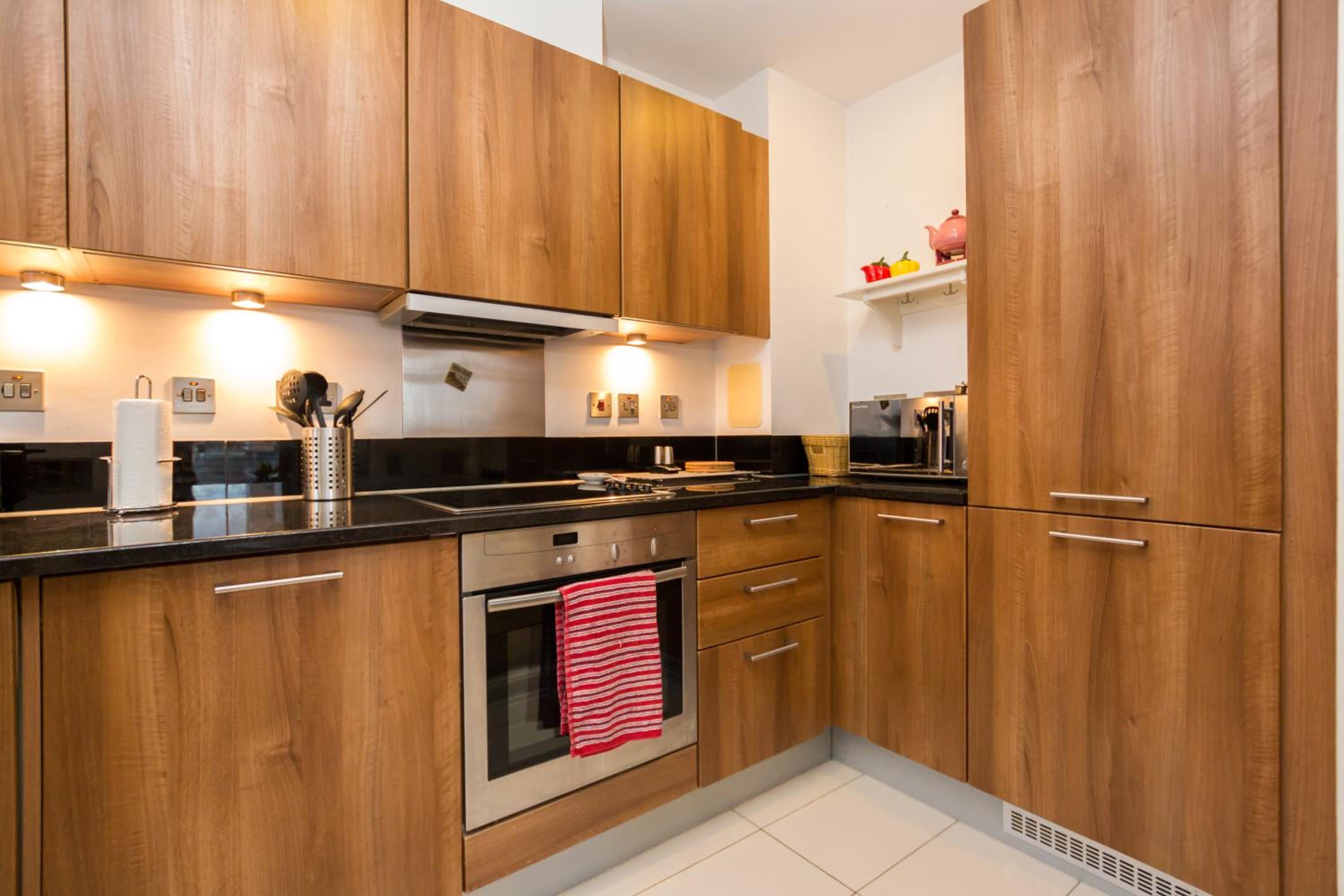 Splendid 2 BDR Apt with Panoramic View, Acton