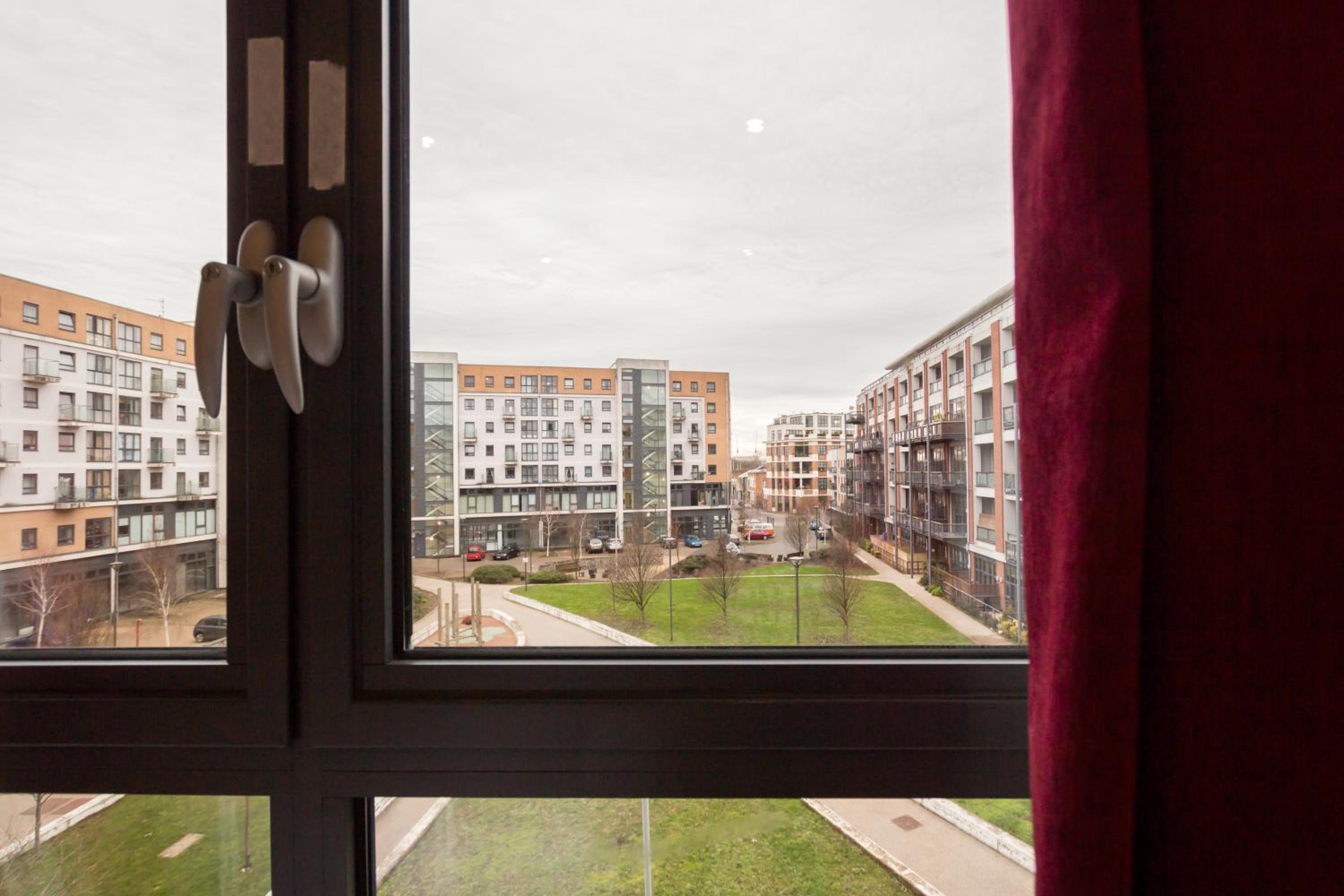 Splendid 2 BDR Apt with Panoramic View, Acton