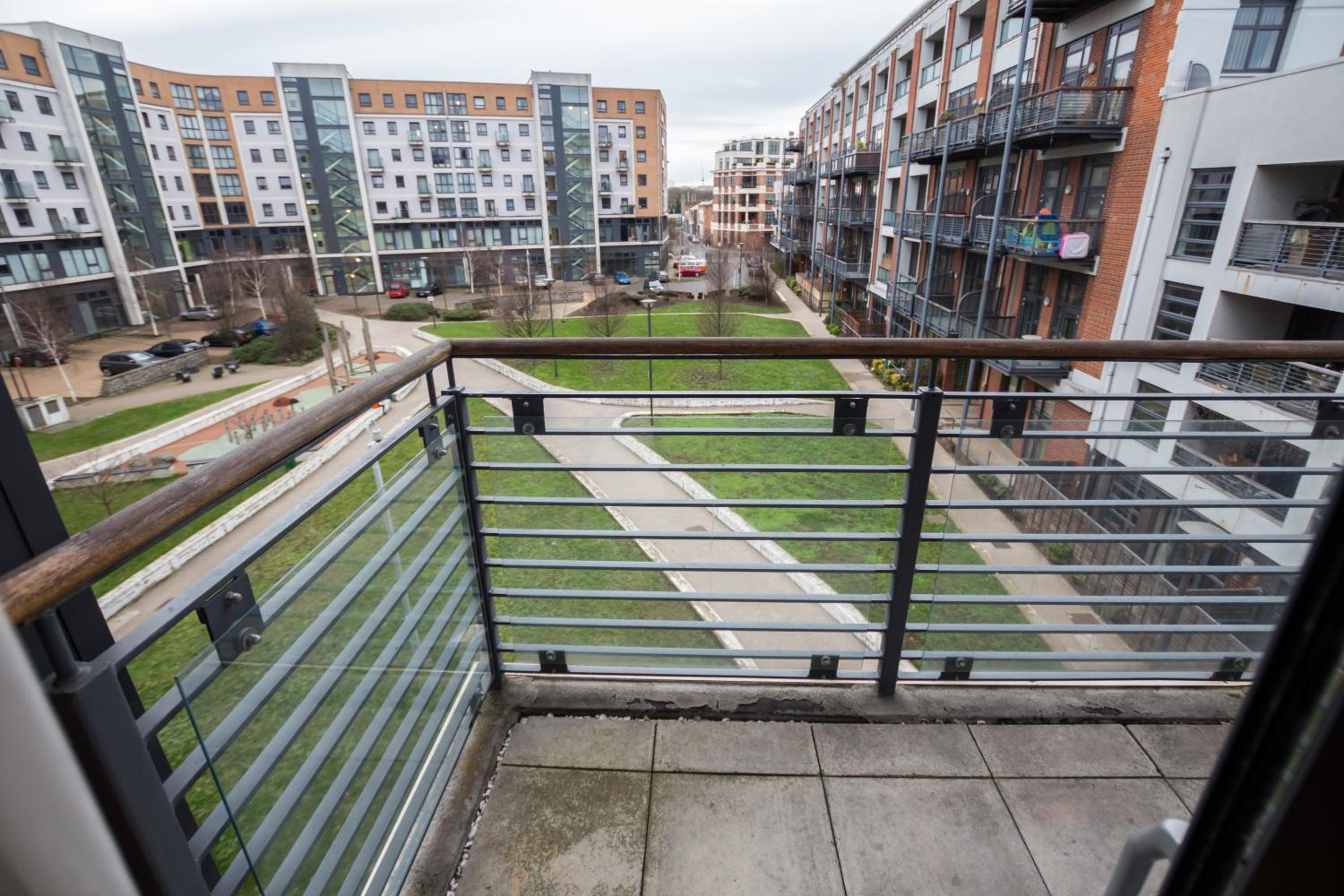 Splendid 2 BDR Apt with Panoramic View, Acton