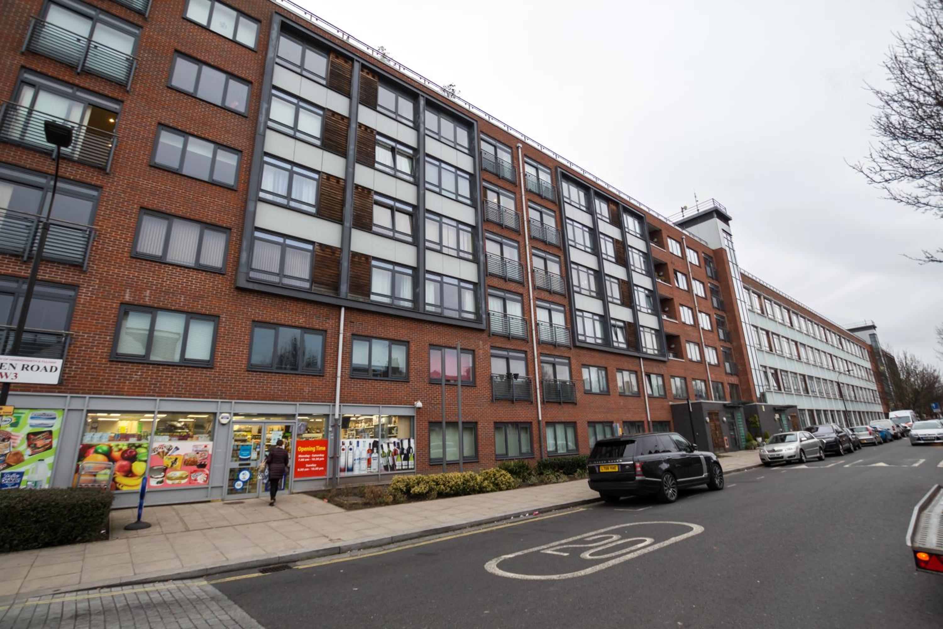 Splendid 2 BDR Apt with Panoramic View, Acton