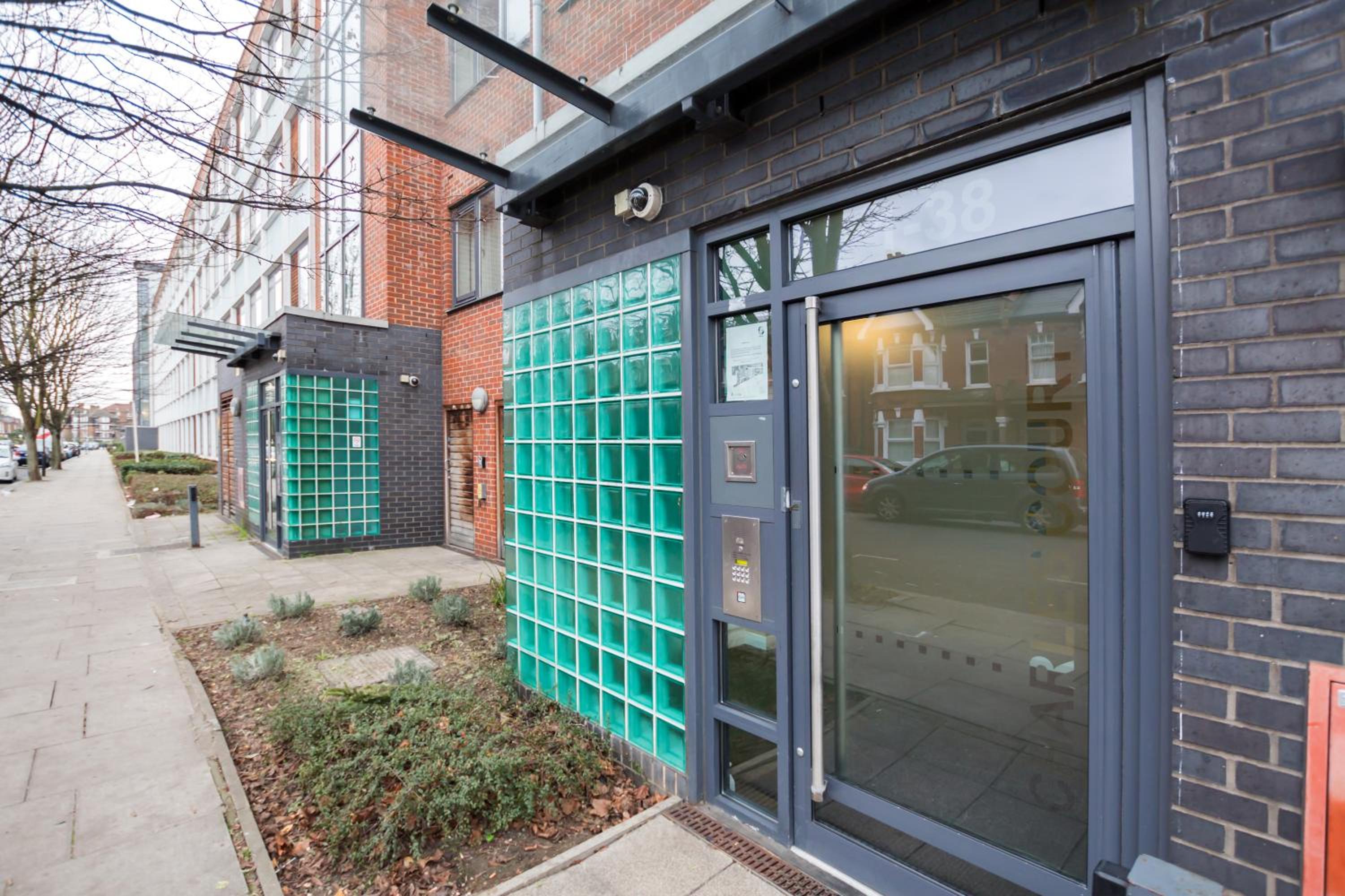Splendid 2 BDR Apt with Panoramic View, Acton