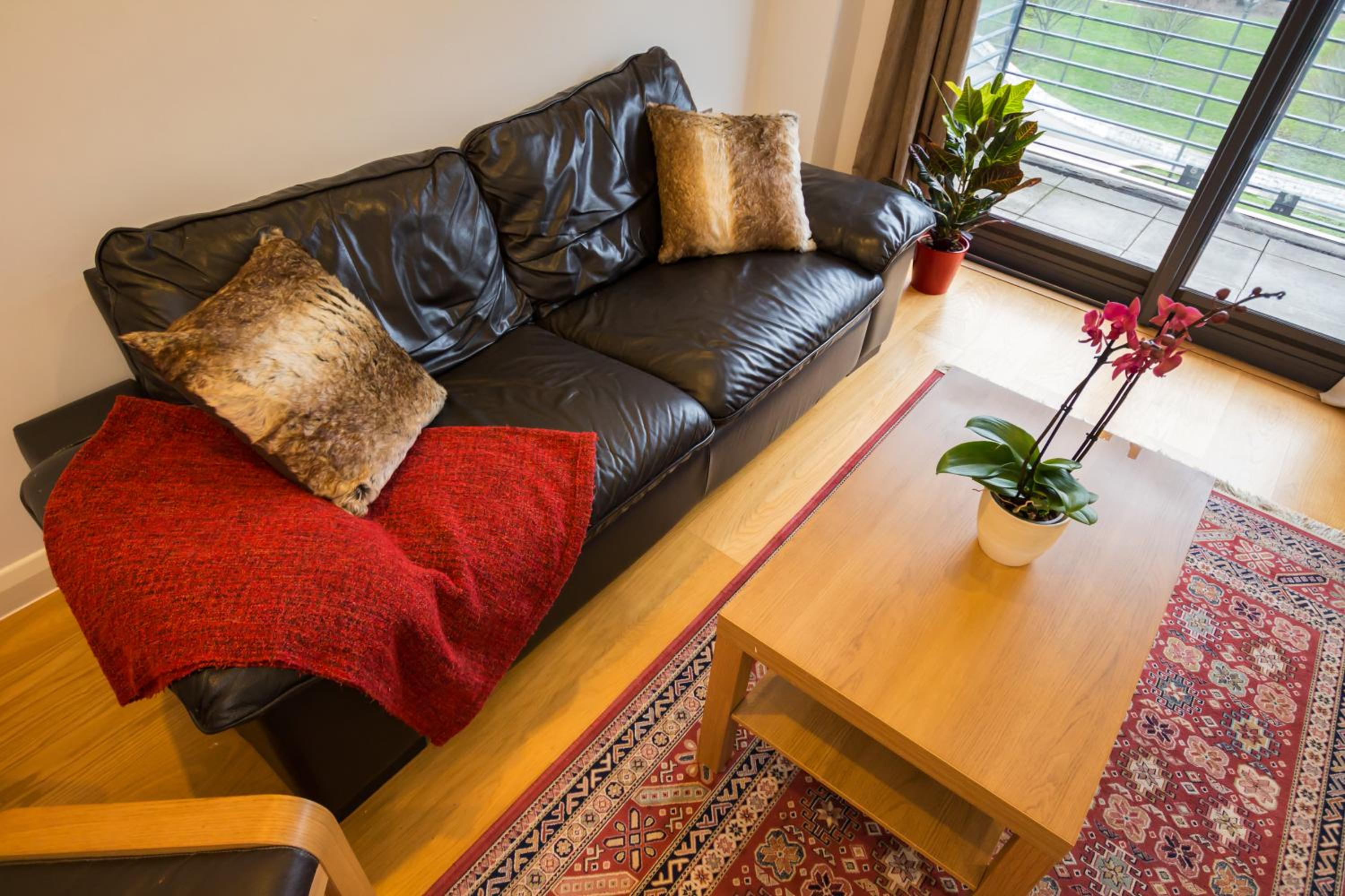 Splendid 2 BDR Apt with Panoramic View, Acton