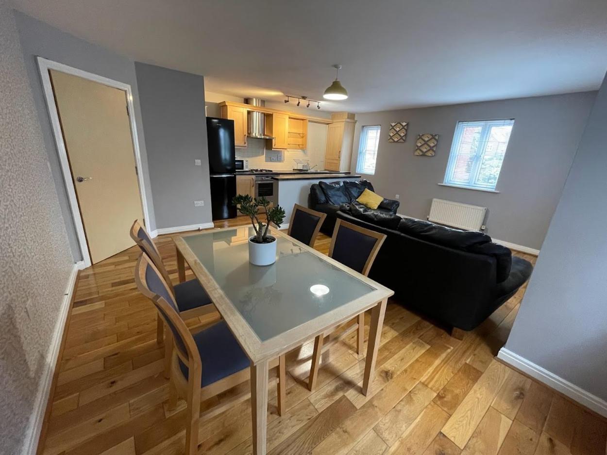 Stylish, Bright & Spacious 2 Bed Apartment with Parking, Fulwood, Preston view 5