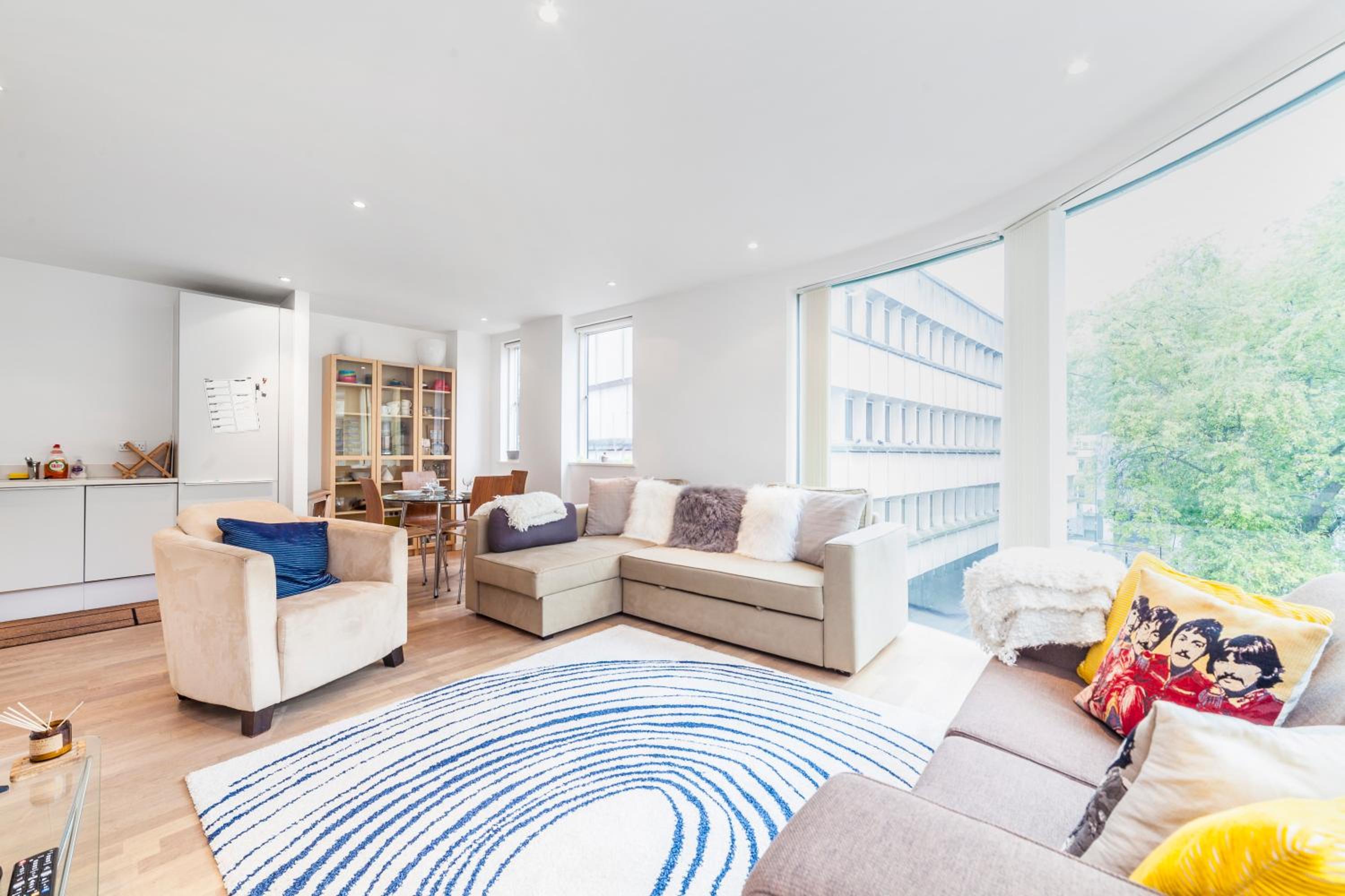Family 1 Bdr Apt, Panoramic Views, Minute to Tube