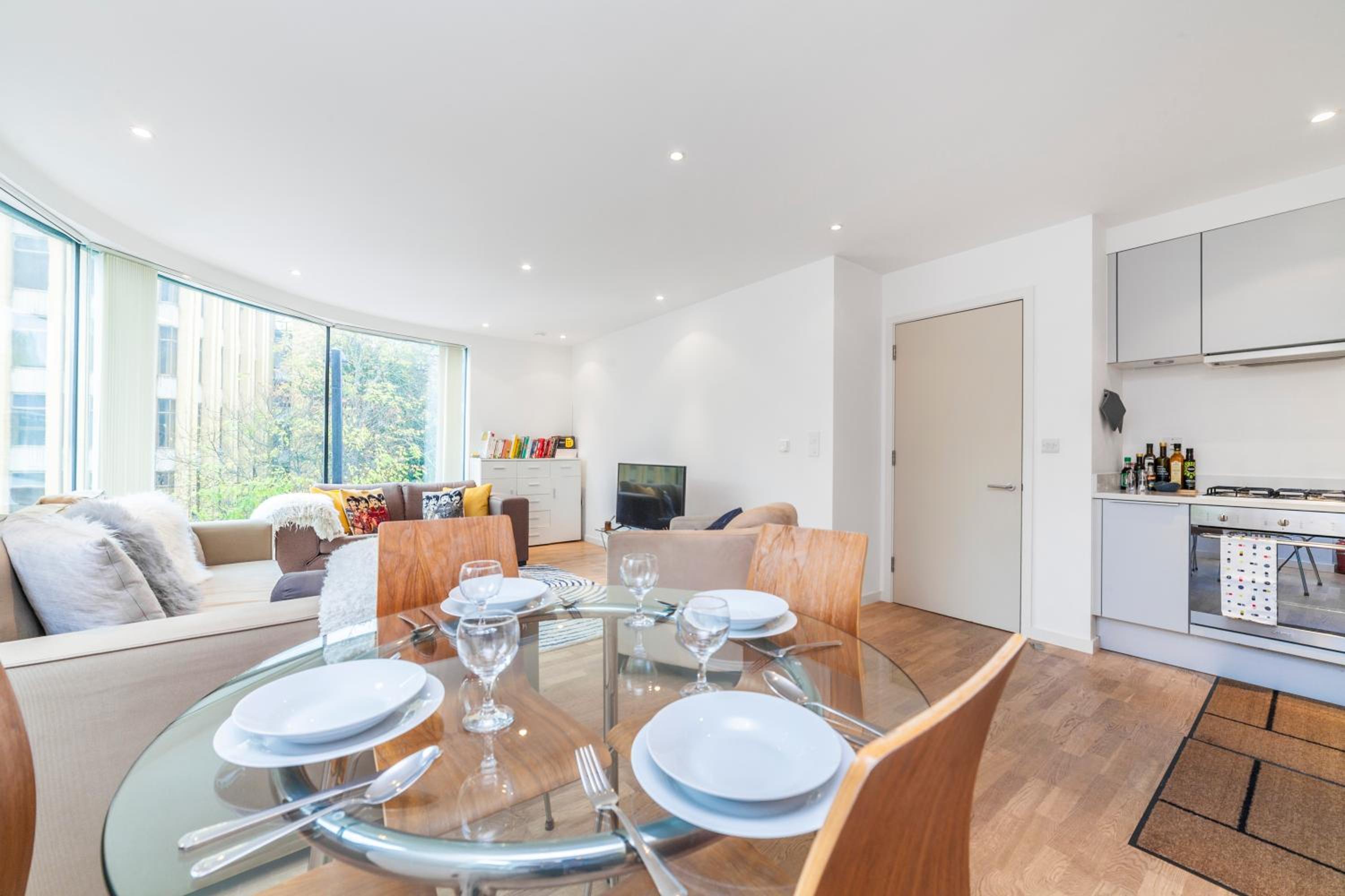 Family 1 Bdr Apt, Panoramic Views, Minute to Tube