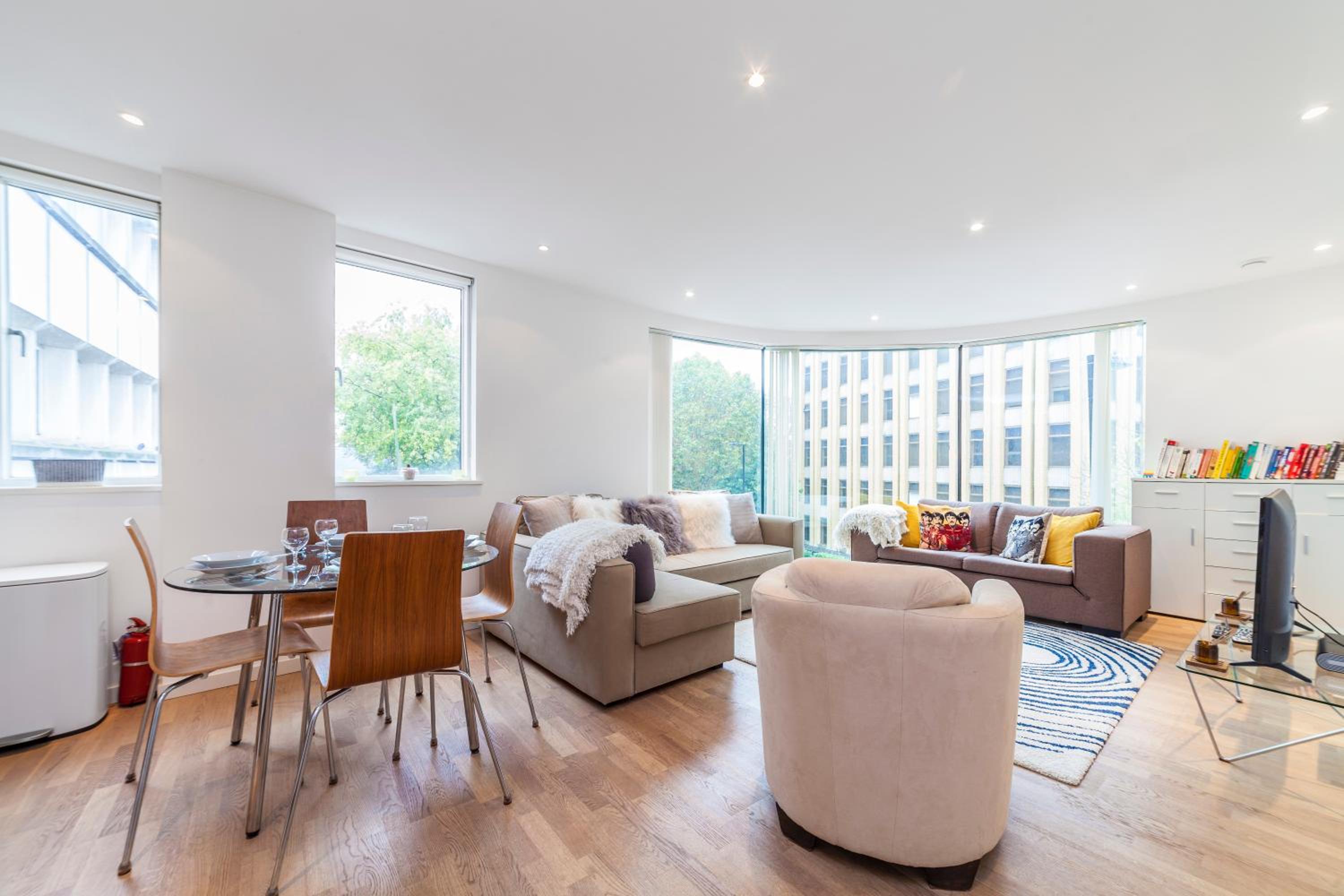 Family 1 Bdr Apt, Panoramic Views, Minute to Tube