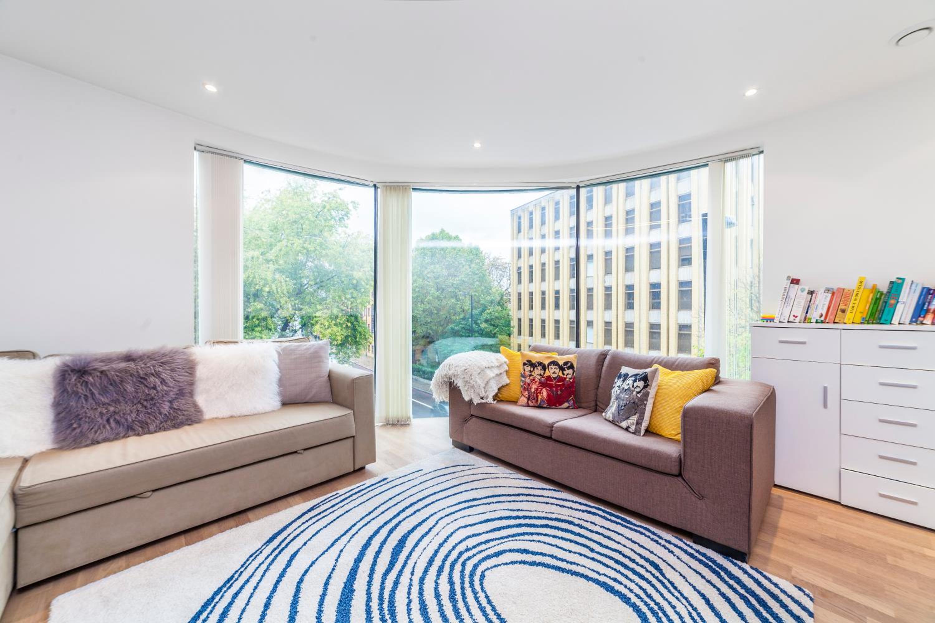 Family 1 Bdr Apt, Panoramic Views, Minute to Tube