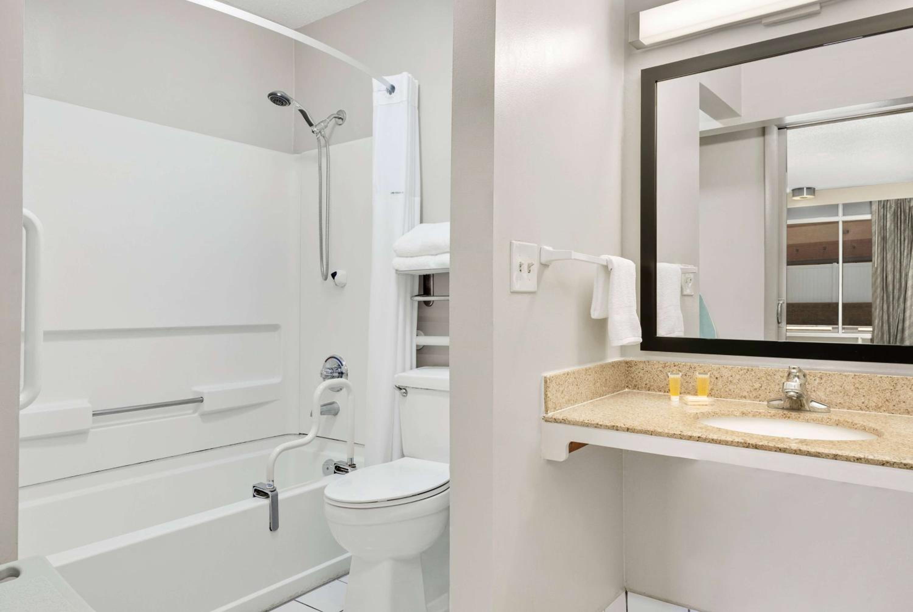 Lake City Vacations - Days Inn by Wyndham Lake City I-75 - Property Image 1