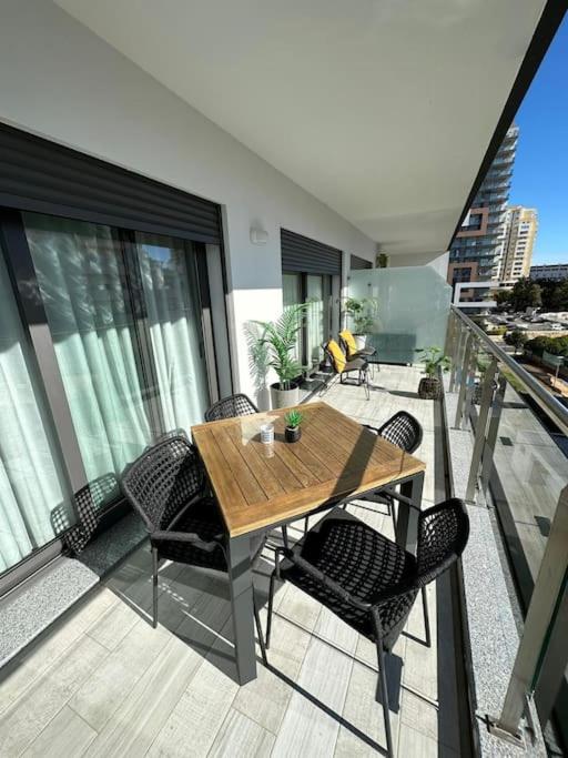 Charming Apartment Monte Residence on top Floor. view 2