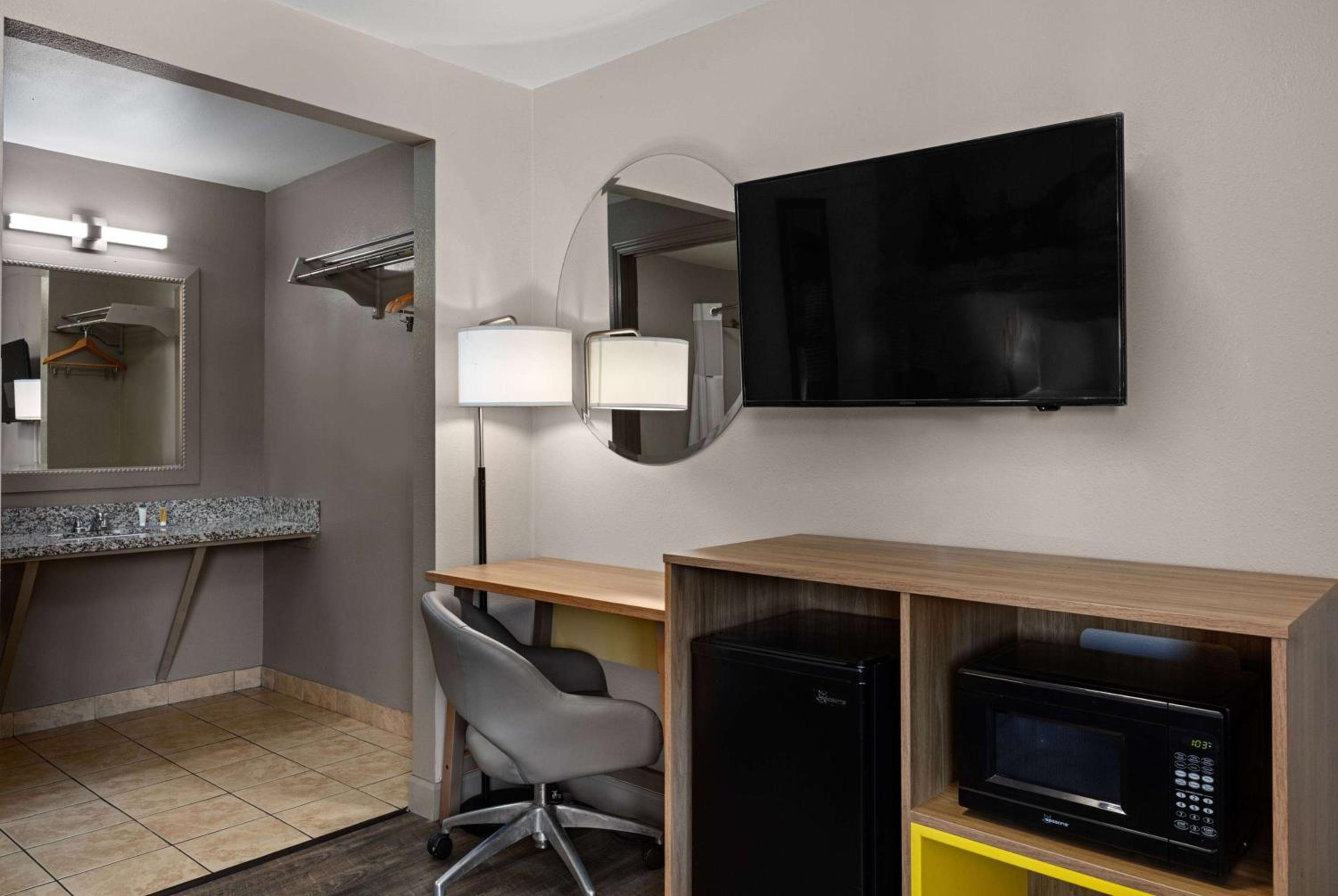 Days Inn by Wyndham Lakewood South Tacoma