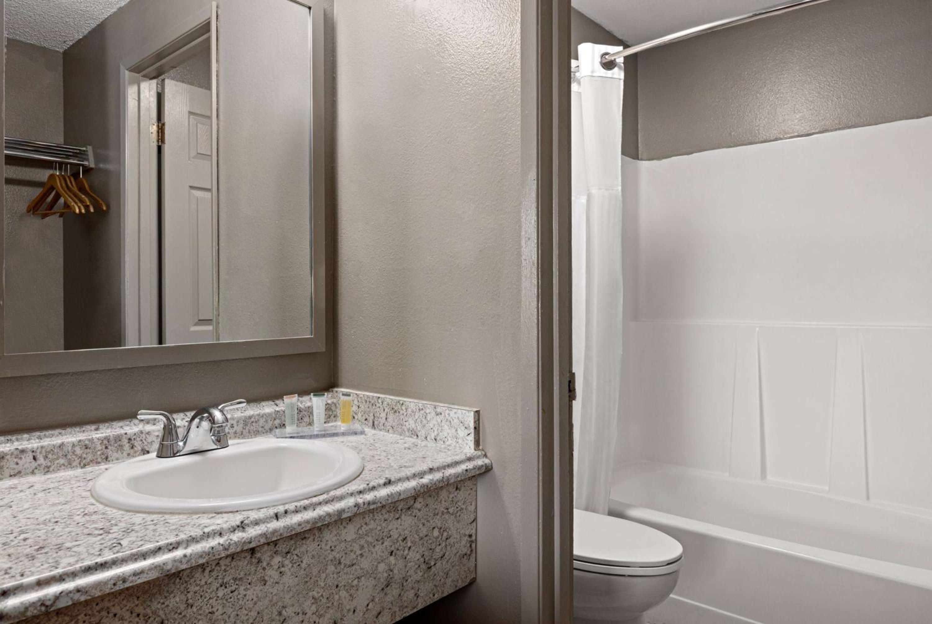 Days Inn by Wyndham Lakewood South Tacoma