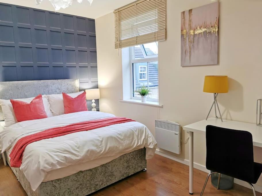 Fivehill 4 Bedrooms Apartments 6 beds 4 Showers Free Parking view 2
