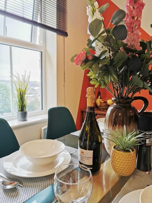 Fivehill 4 Bedrooms Apartments 6 beds 4 Showers Free Parking view 3