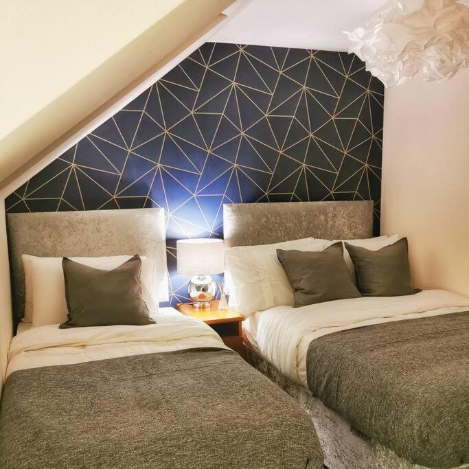 Fivehill 4 Bedrooms Apartments 6 beds 4 Showers Free Parking view 5