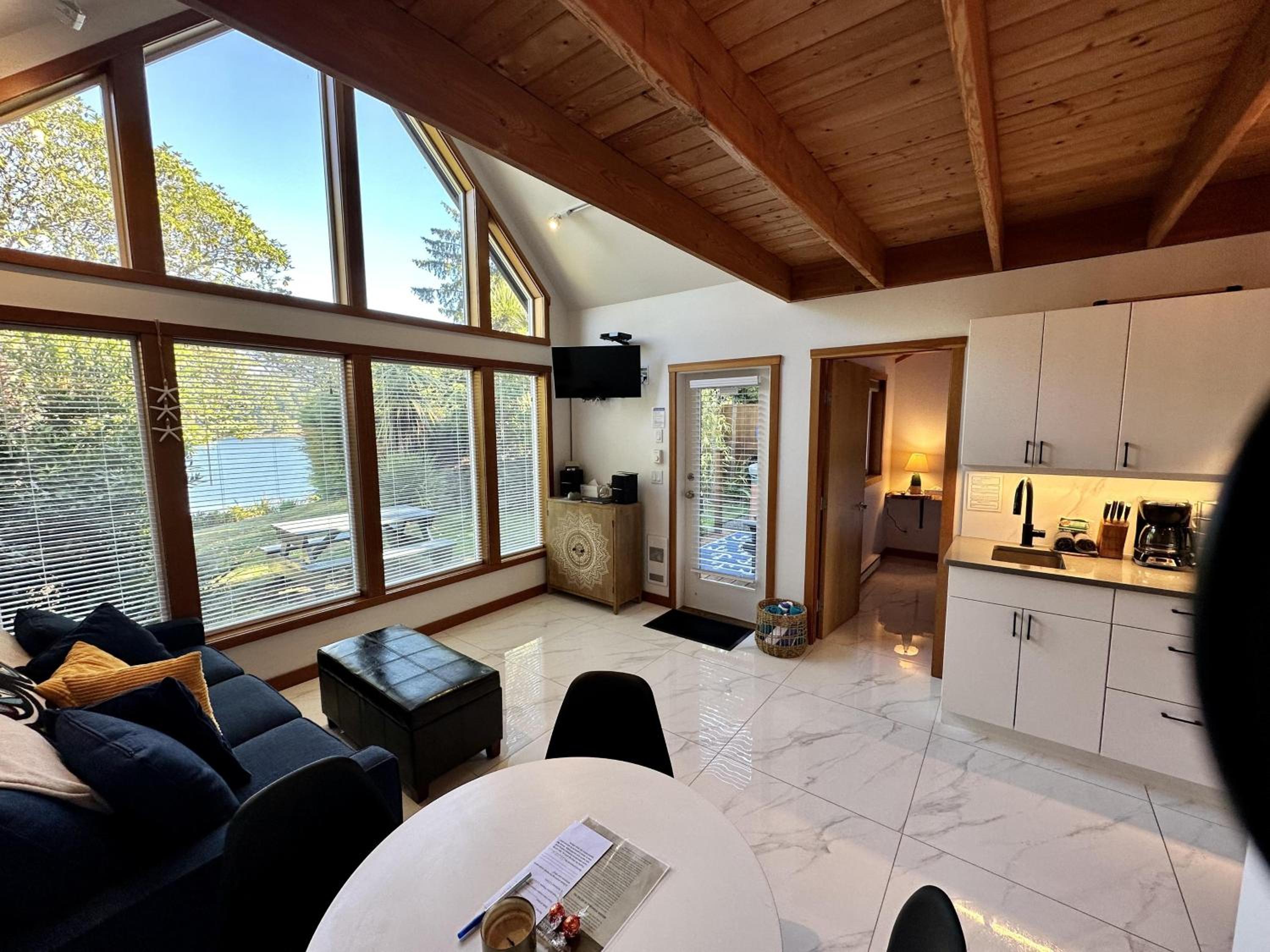 Private Oceanfront Cabin And Hot Tub! - Gww