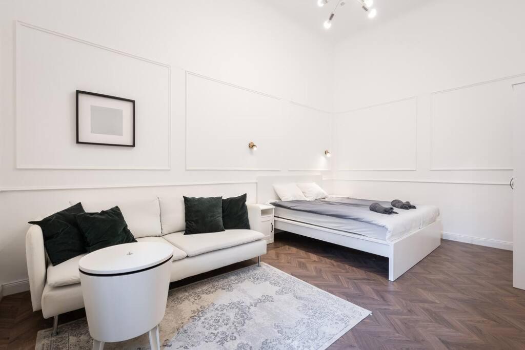 Stylish Apartment in the City Center with AC view 2