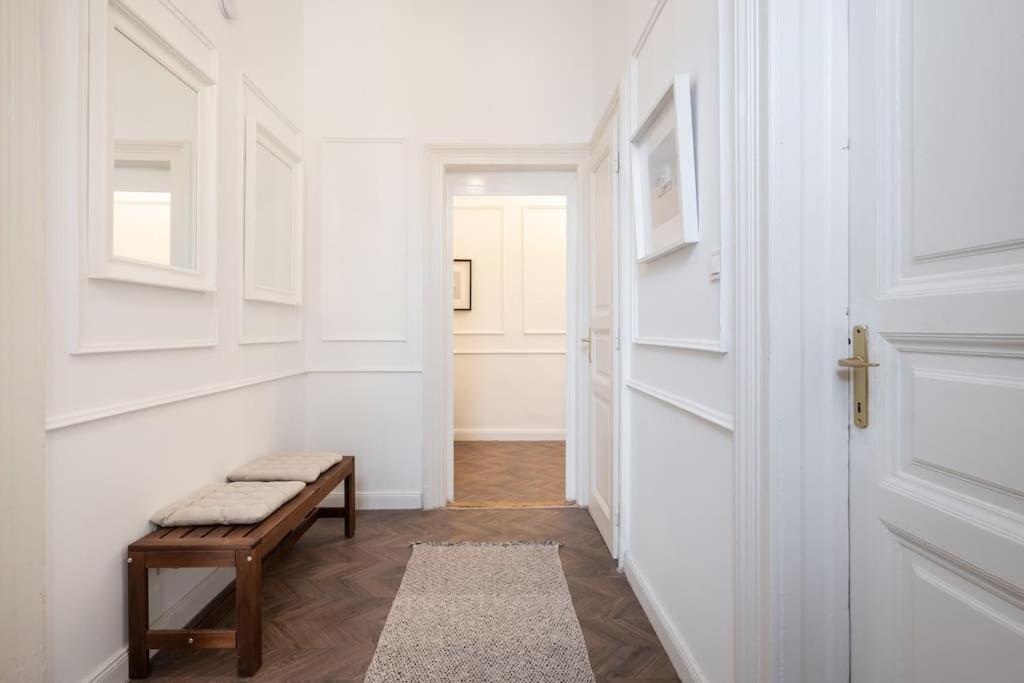 Stylish Apartment in the City Center with AC view 3