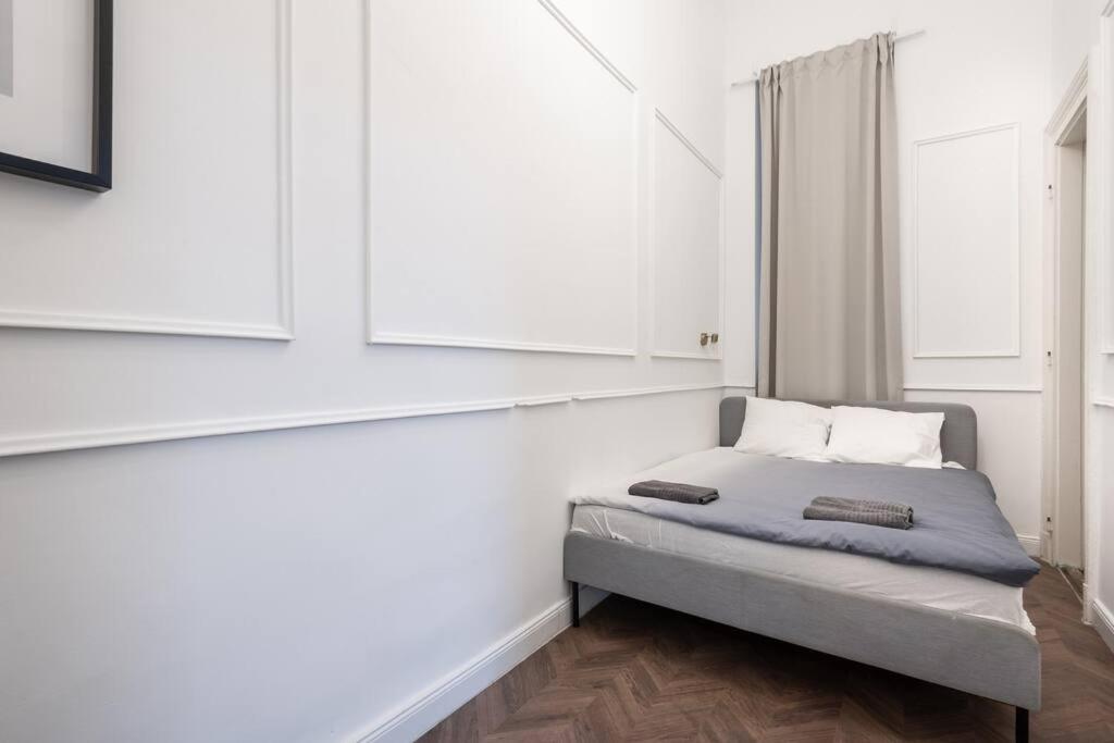 Stylish Apartment in the City Center with AC view 4
